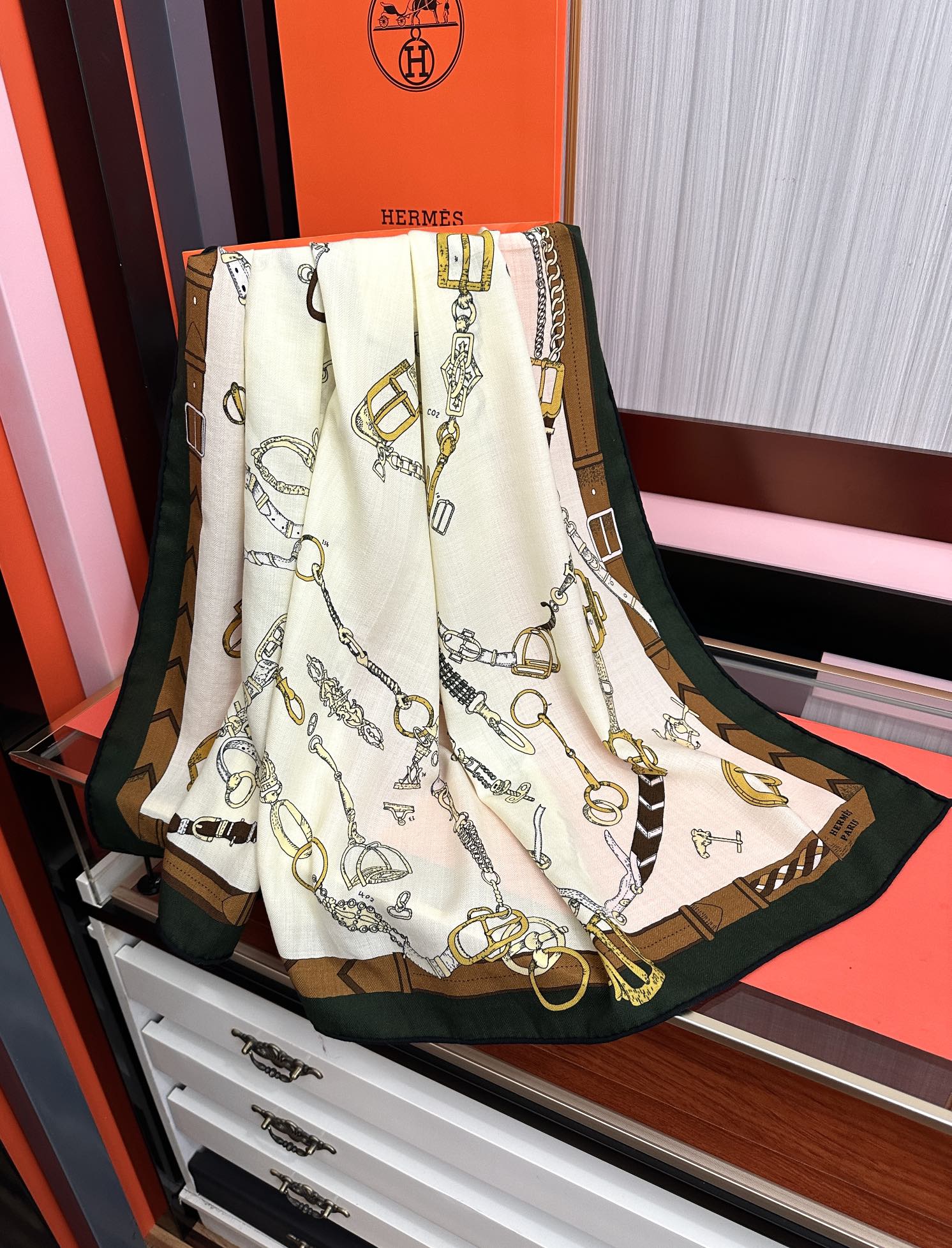 新款❤️ 爱马士2026【双面同色】ZG同步最新款 买了都说好看顶级工艺超值[嘴唇]专柜爆款🎁🎁羊绒方巾