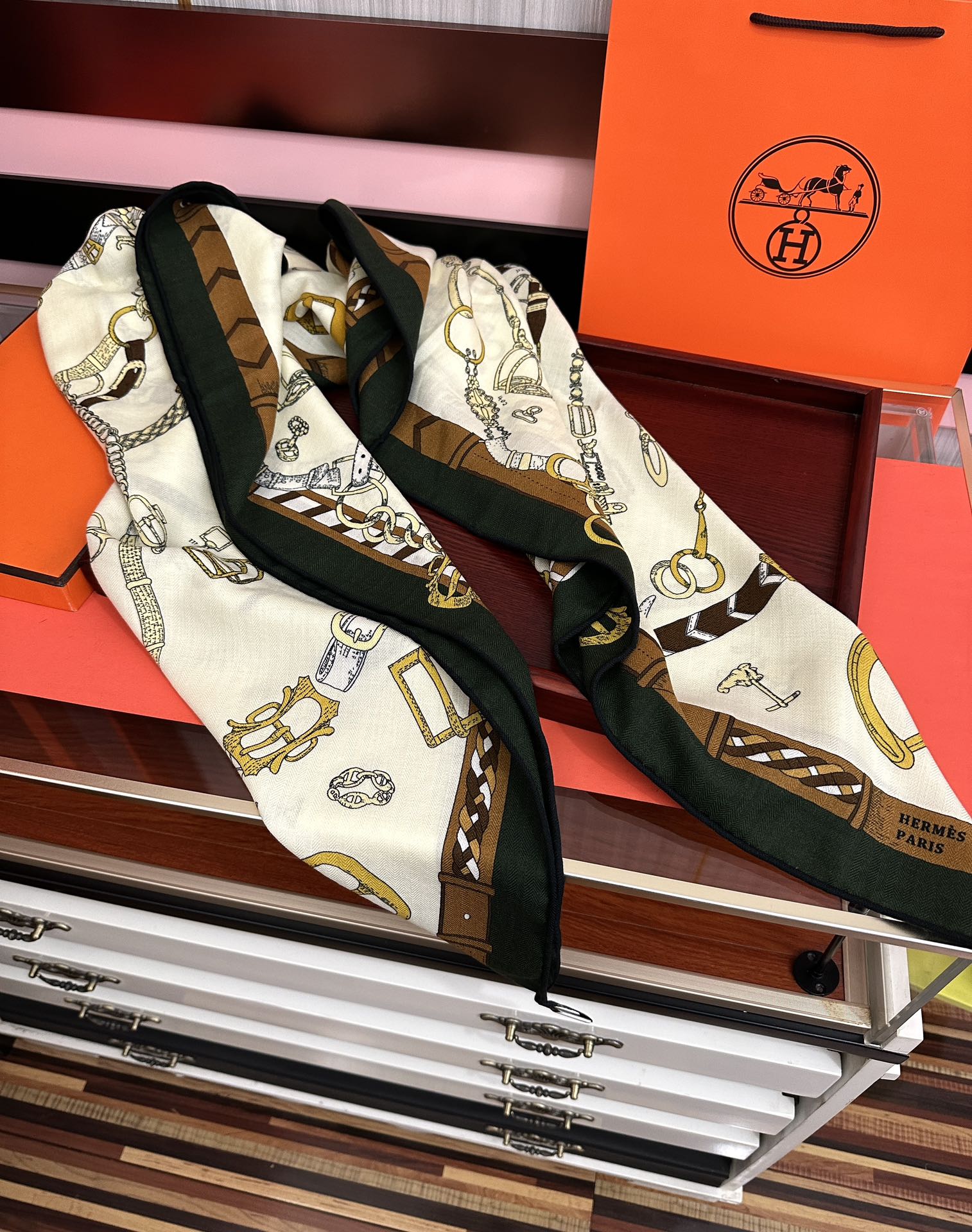 新款❤️ 爱马士2026【双面同色】ZG同步最新款 买了都说好看顶级工艺超值[嘴唇]专柜爆款🎁🎁羊绒方巾