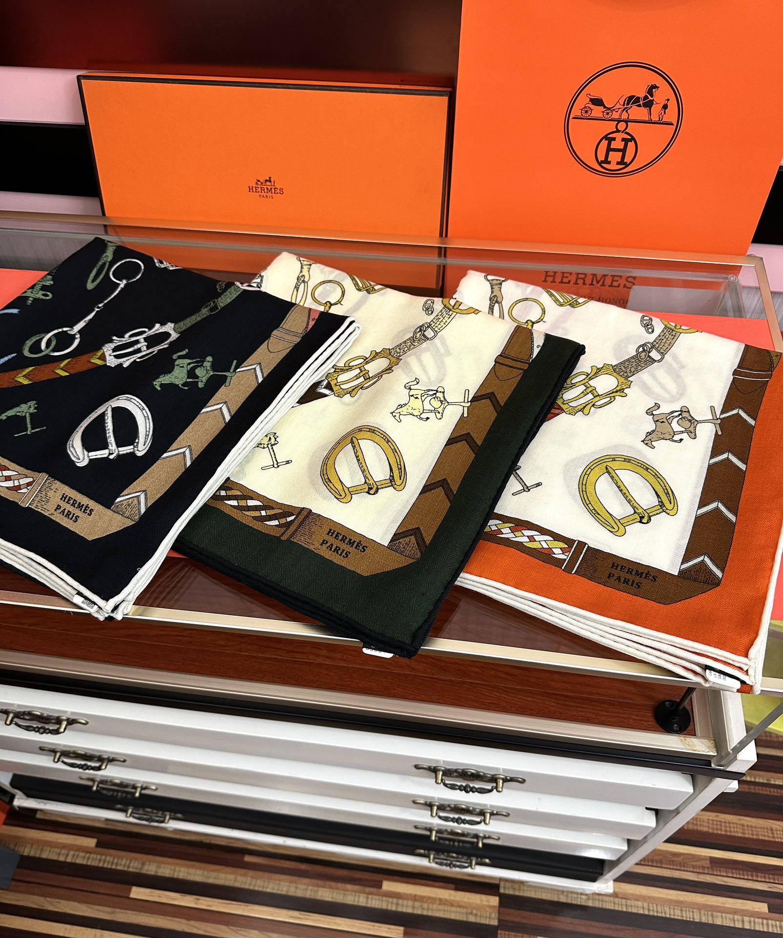 新款❤️ 爱马士2026【双面同色】ZG同步最新款 买了都说好看顶级工艺超值[嘴唇]专柜爆款🎁🎁羊绒方巾