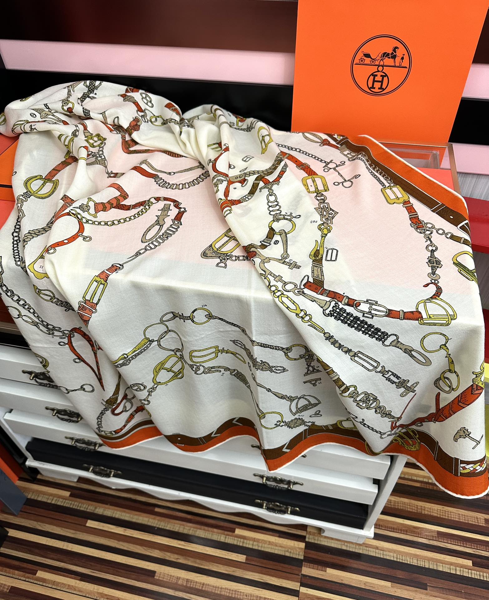 新款❤️ 爱马士2026【双面同色】ZG同步最新款 买了都说好看顶级工艺超值[嘴唇]专柜爆款🎁🎁羊绒方巾