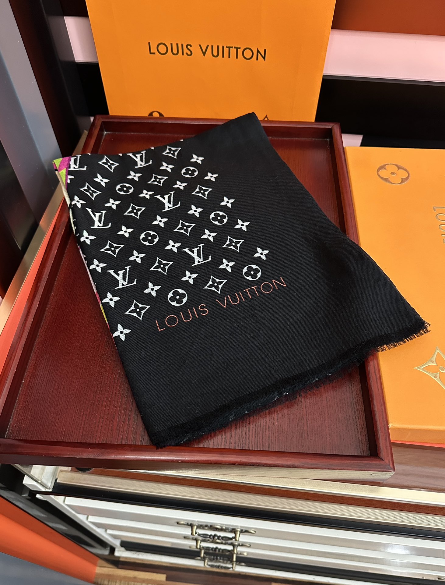 。L V 2026 最新款[得意]顶级设计太美了，真心赞👍【羊绒长巾】😘💍实物真心美 🎀披肩配以印花💓💃