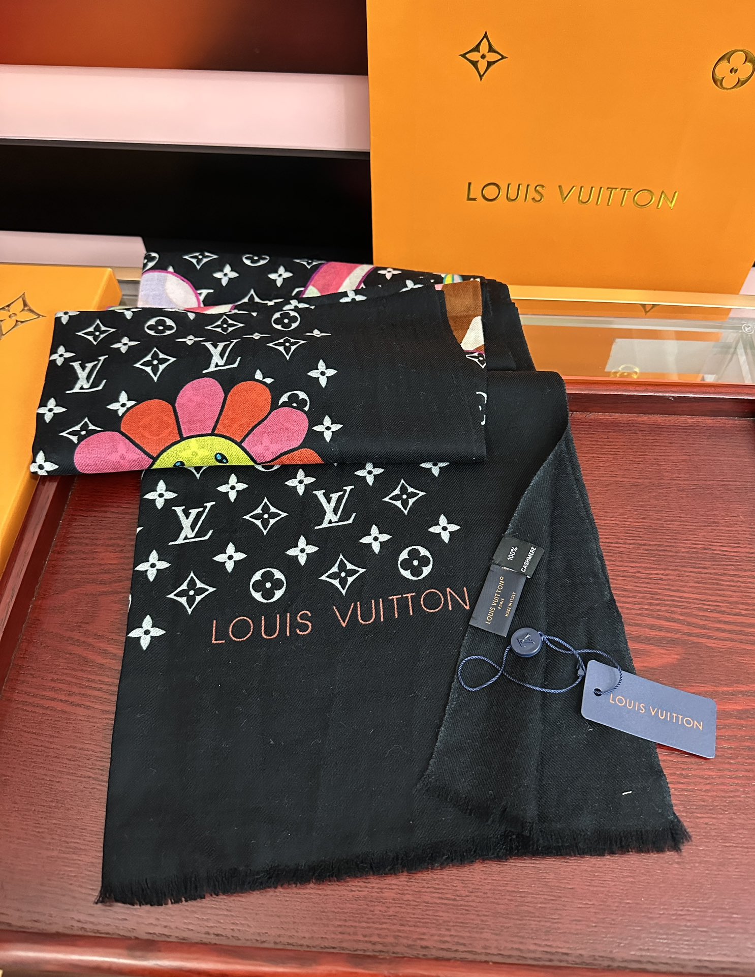 。L V 2026 最新款[得意]顶级设计太美了，真心赞👍【羊绒长巾】😘💍实物真心美 🎀披肩配以印花💓💃