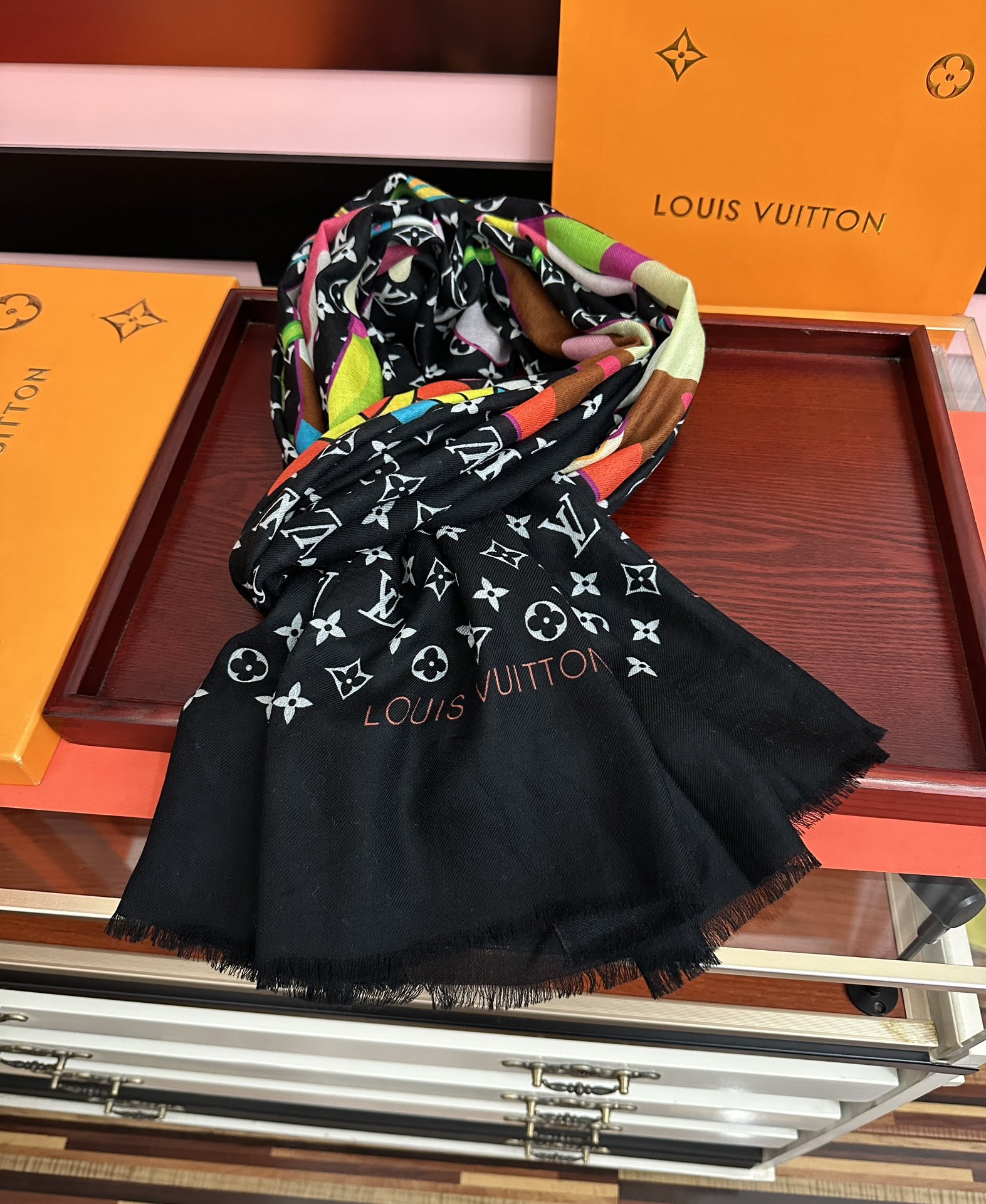 。L V 2026 最新款[得意]顶级设计太美了，真心赞👍【羊绒长巾】😘💍实物真心美 🎀披肩配以印花💓💃