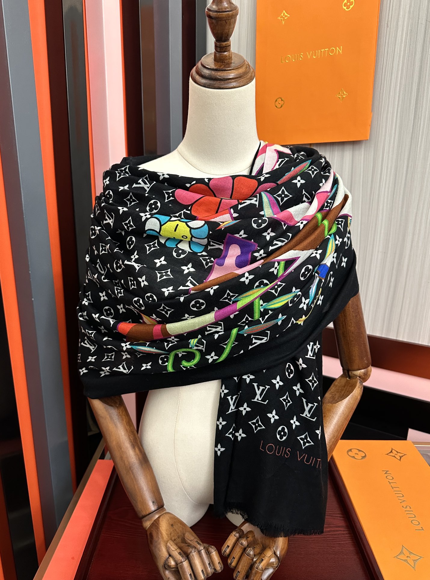 。L V 2026 最新款[得意]顶级设计太美了，真心赞👍【羊绒长巾】😘💍实物真心美 🎀披肩配以印花💓💃