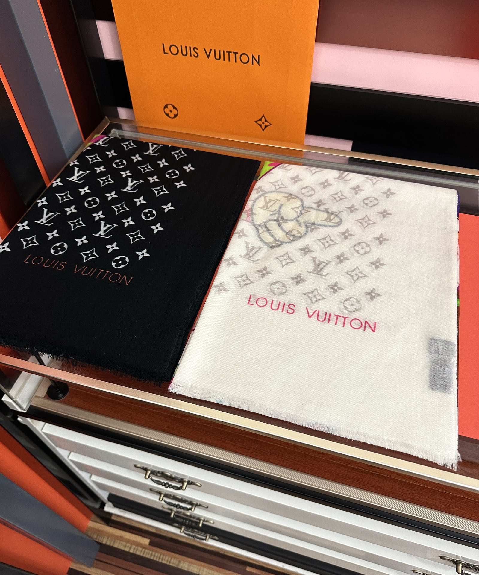 。L V 2026 最新款[得意]顶级设计太美了，真心赞👍【羊绒长巾】😘💍实物真心美 🎀披肩配以印花💓💃