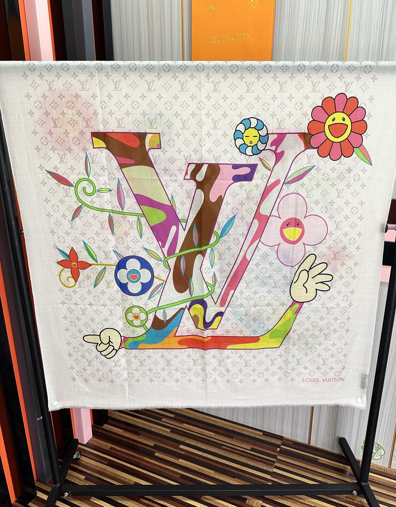 。L V 2026 最新款[得意]顶级设计太美了，真心赞👍【羊绒长巾】😘💍实物真心美 🎀披肩配以印花💓💃