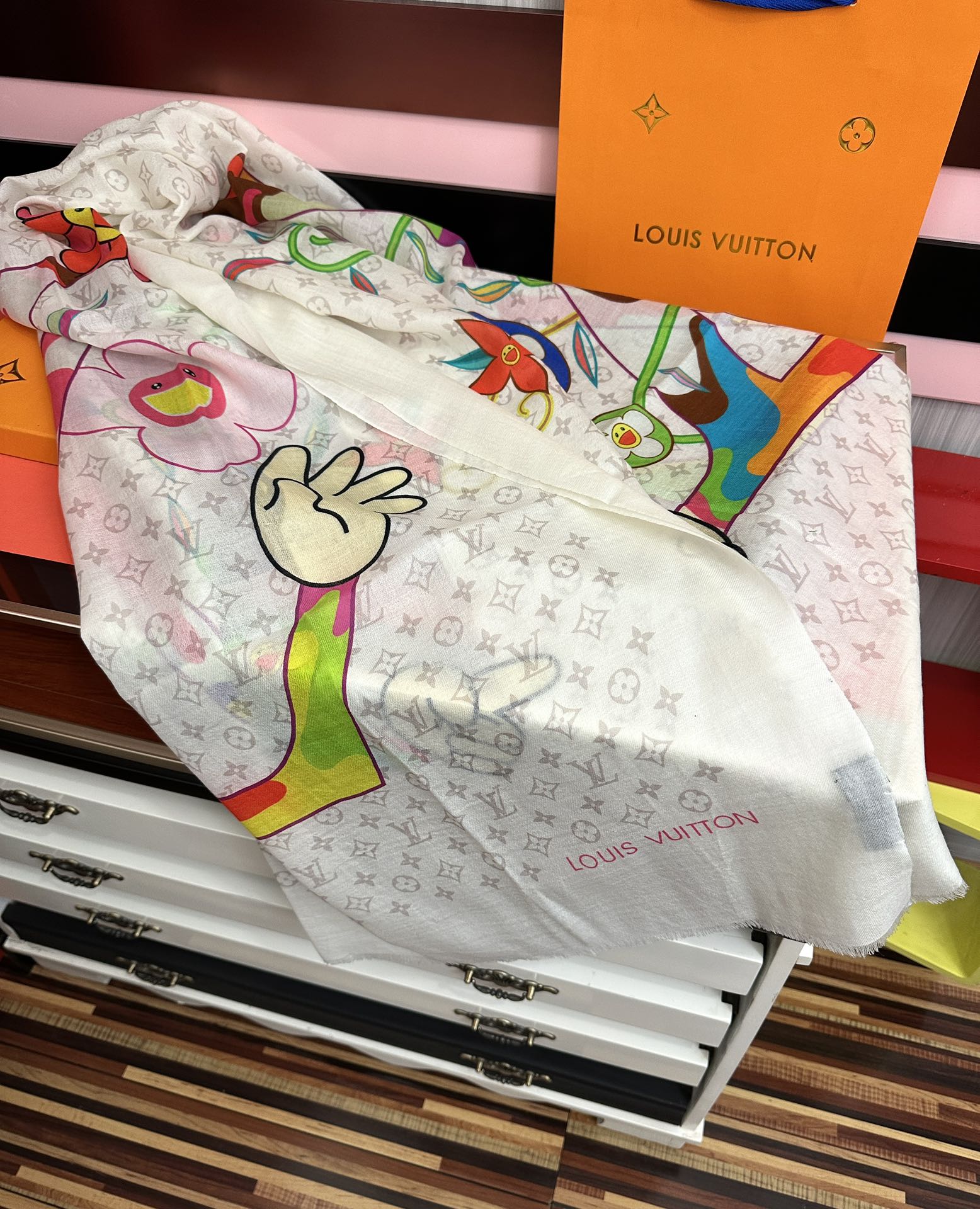 。L V 2026 最新款[得意]顶级设计太美了，真心赞👍【羊绒长巾】😘💍实物真心美 🎀披肩配以印花💓💃