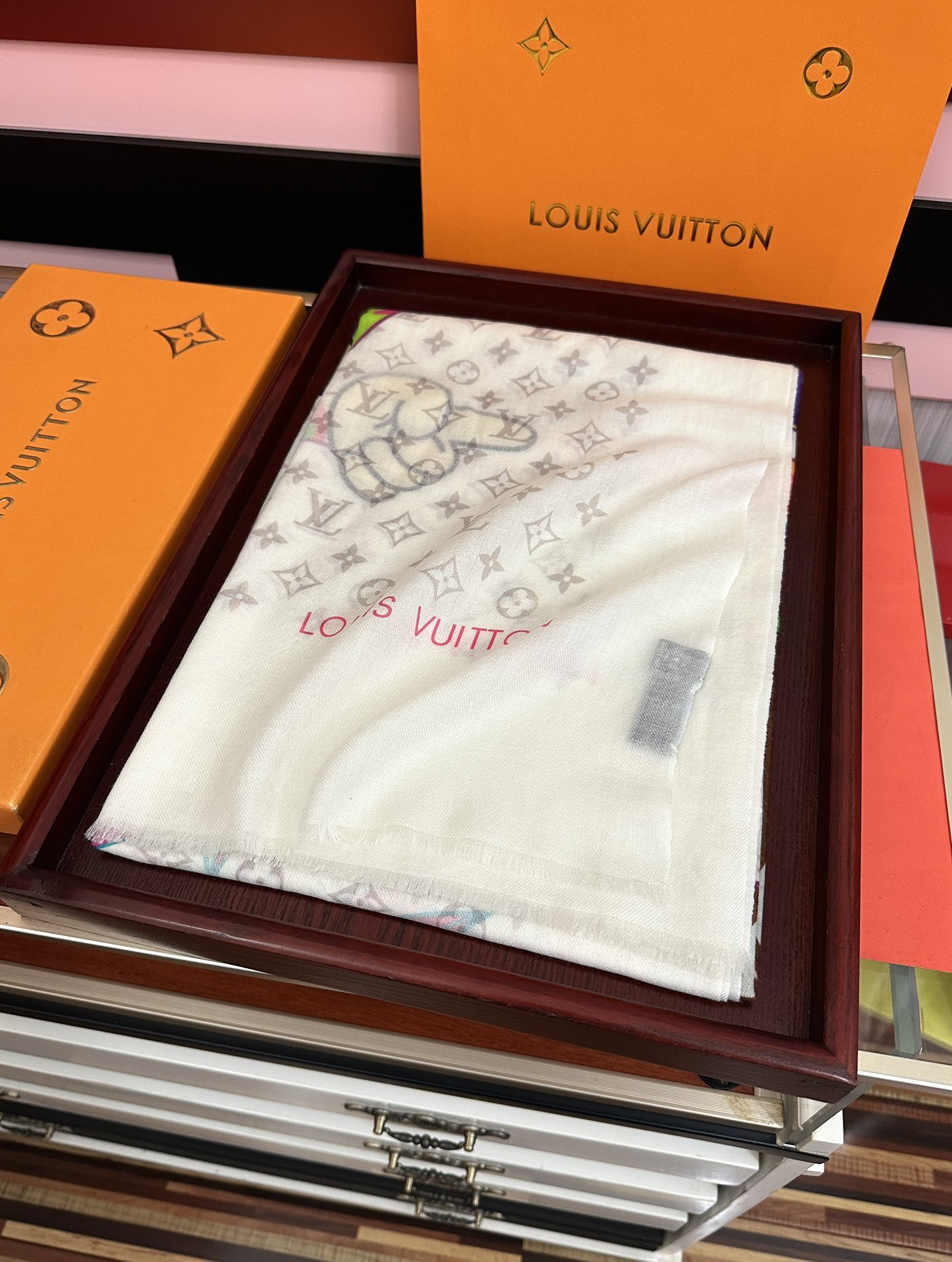 。L V 2026 最新款[得意]顶级设计太美了，真心赞👍【羊绒长巾】😘💍实物真心美 🎀披肩配以印花💓💃