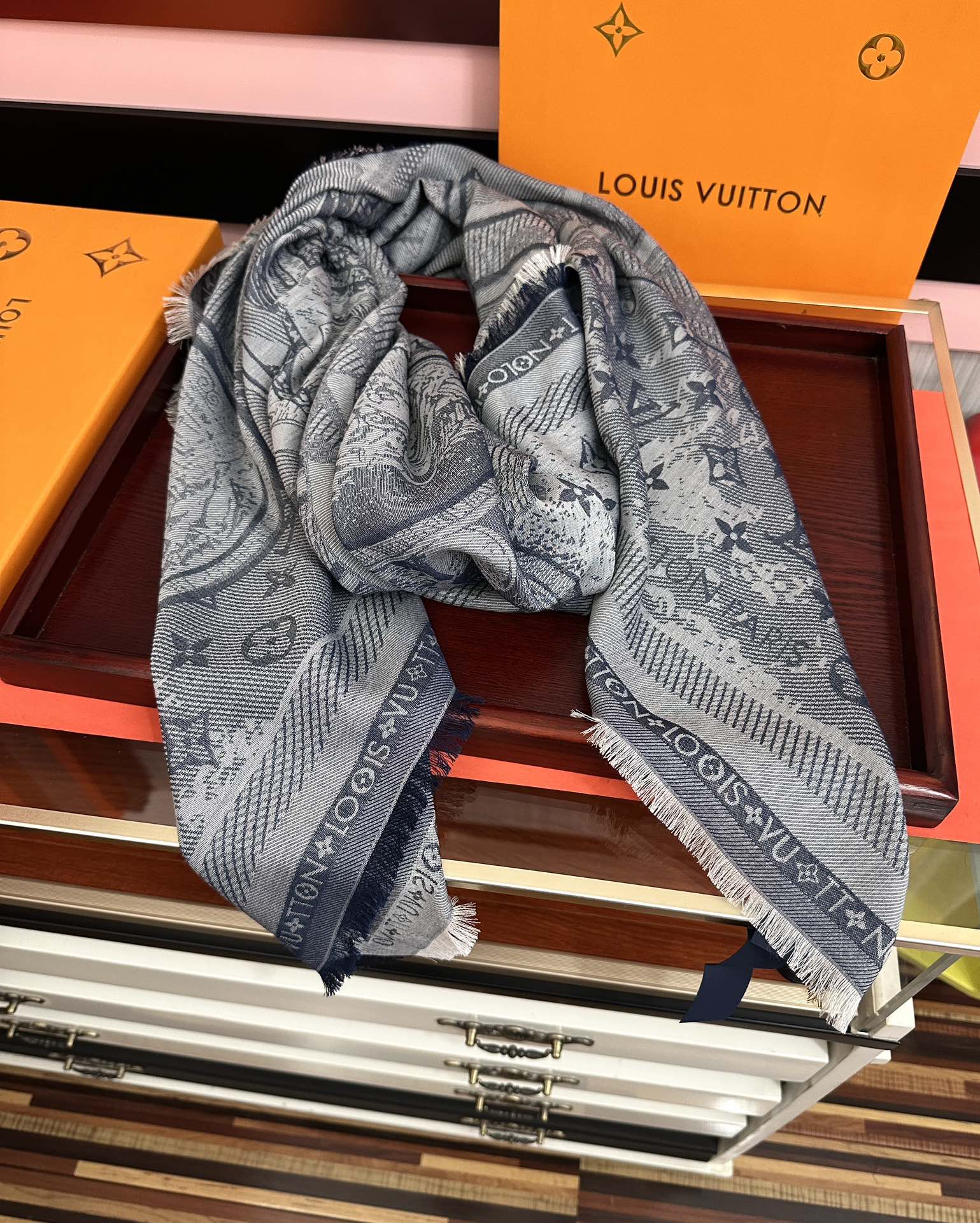 [庆祝]新款2026 LV《复古海报》午夜蓝 午夜蓝底色赋予深沉优雅的质感展览中“午夜蓝调性。[得意] 