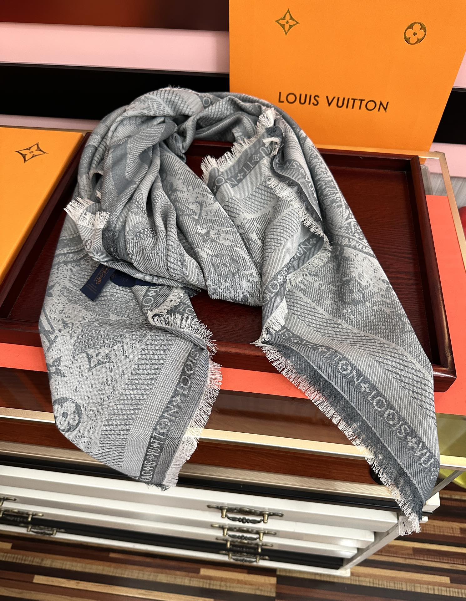 [庆祝]新款2026 LV《复古海报》午夜蓝 午夜蓝底色赋予深沉优雅的质感展览中“午夜蓝调性。[得意] 