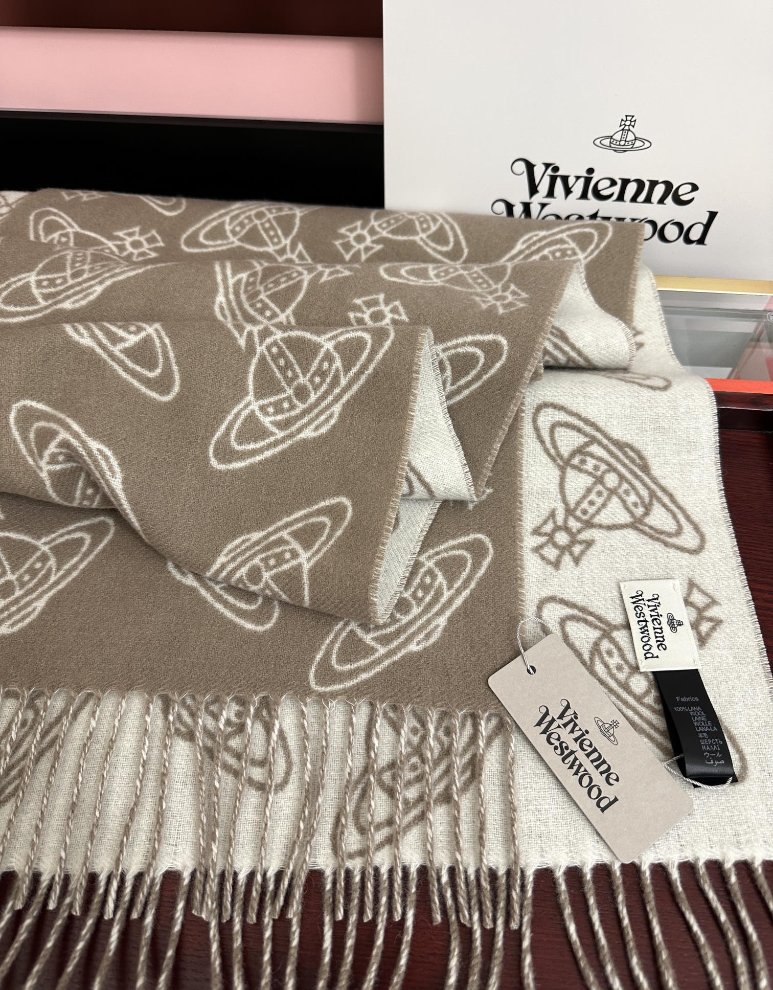 Vivienne Westwood 新款“西太后Vivienne Westwood”最爱的土星从精神上 才是最能代表英国人的 品牌