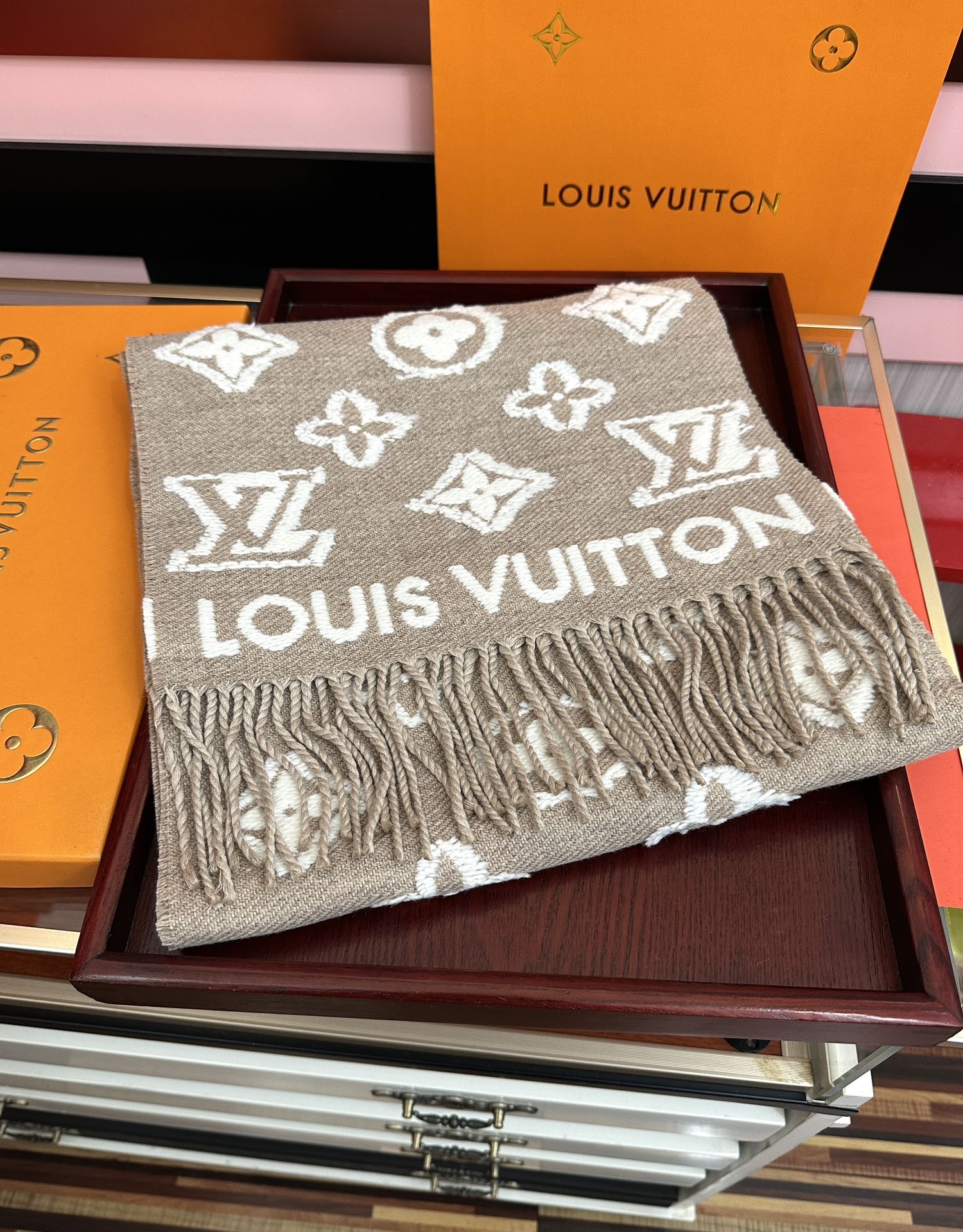 Louis Vuitton L家 最新款3D 围巾为柔软毛绒混纺织入 Monogram 图案 再以撞色羊毛皮演绎瞩目 3D 效果 剪花工艺令两面呈现迥异肌理