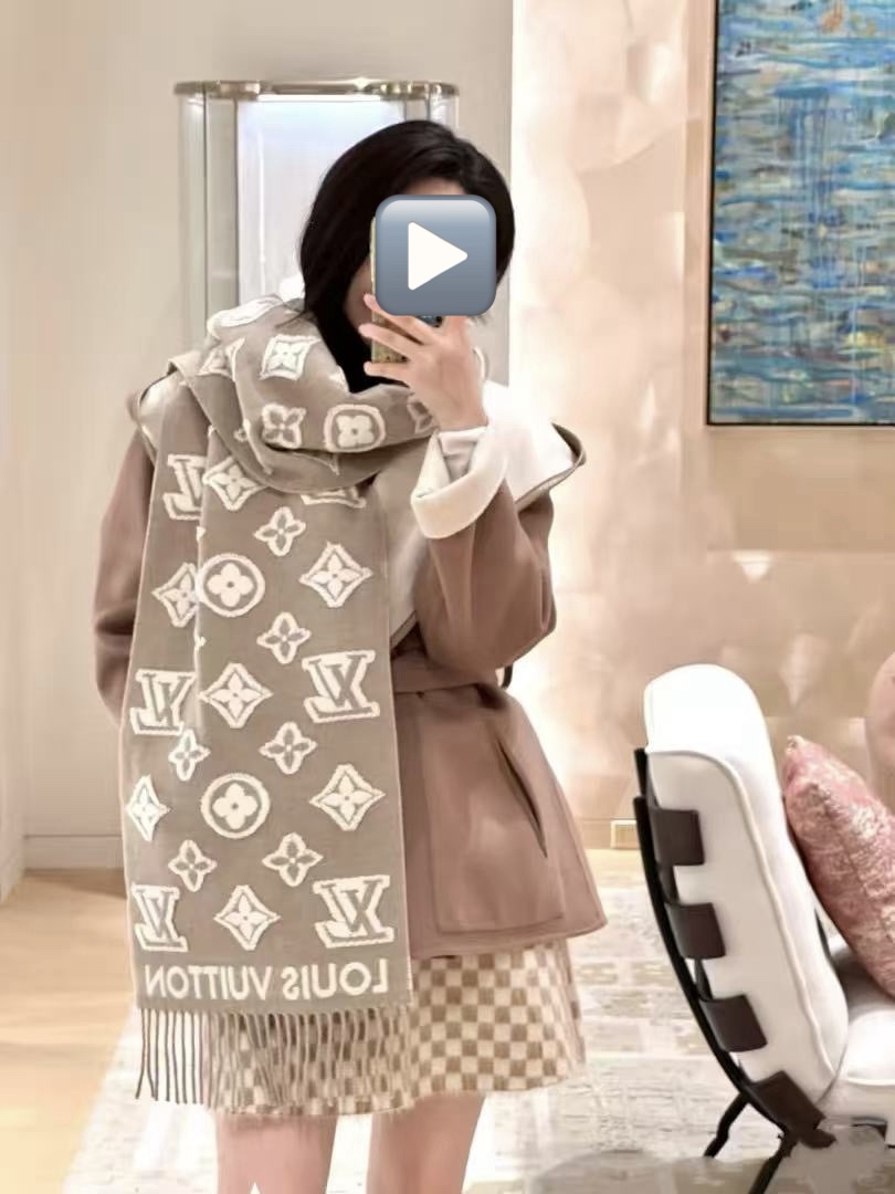 Louis Vuitton L家 最新款3D 围巾为柔软毛绒混纺织入 Monogram 图案 再以撞色羊毛皮演绎瞩目 3D 效果 剪花工艺令两面呈现迥异肌理