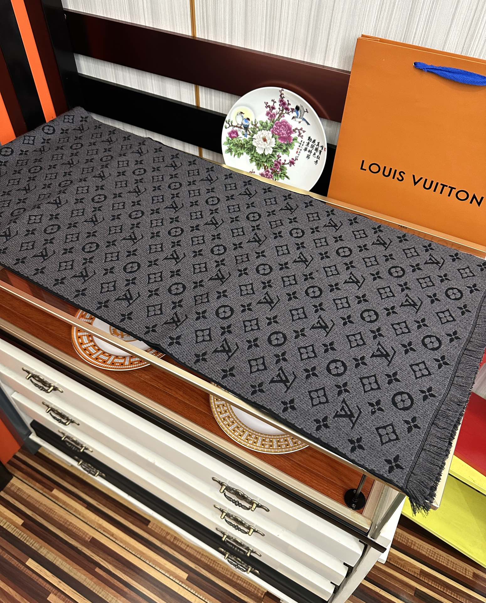Louis Vuitton LV 重磅推出有标志性Mono的梭织花纹围巾 非常非常好的品质 整个围巾给人 气场的同时又非常 内敛不张扬