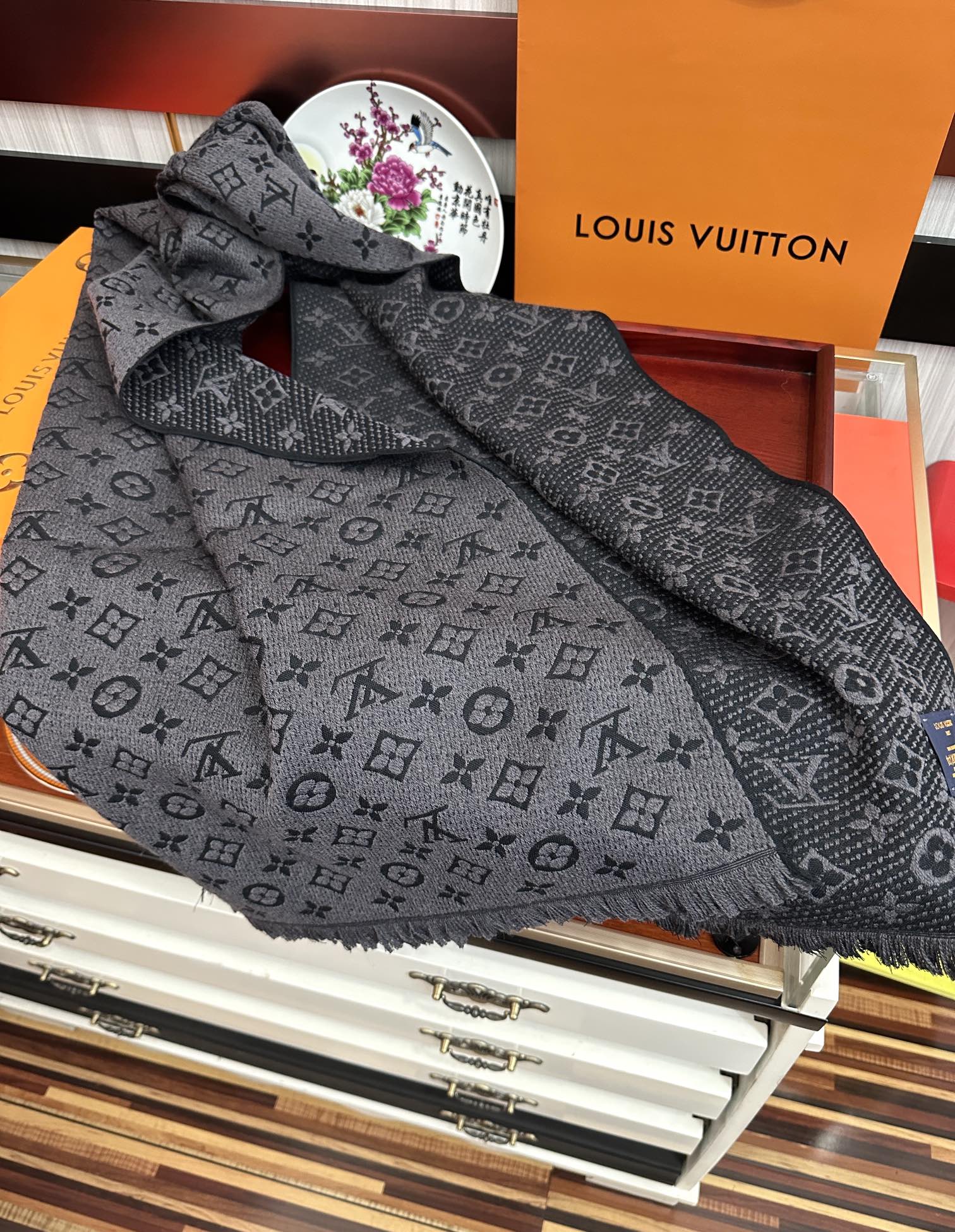 Louis Vuitton LV 重磅推出有标志性Mono的梭织花纹围巾 非常非常好的品质 整个围巾给人 气场的同时又非常 内敛不张扬