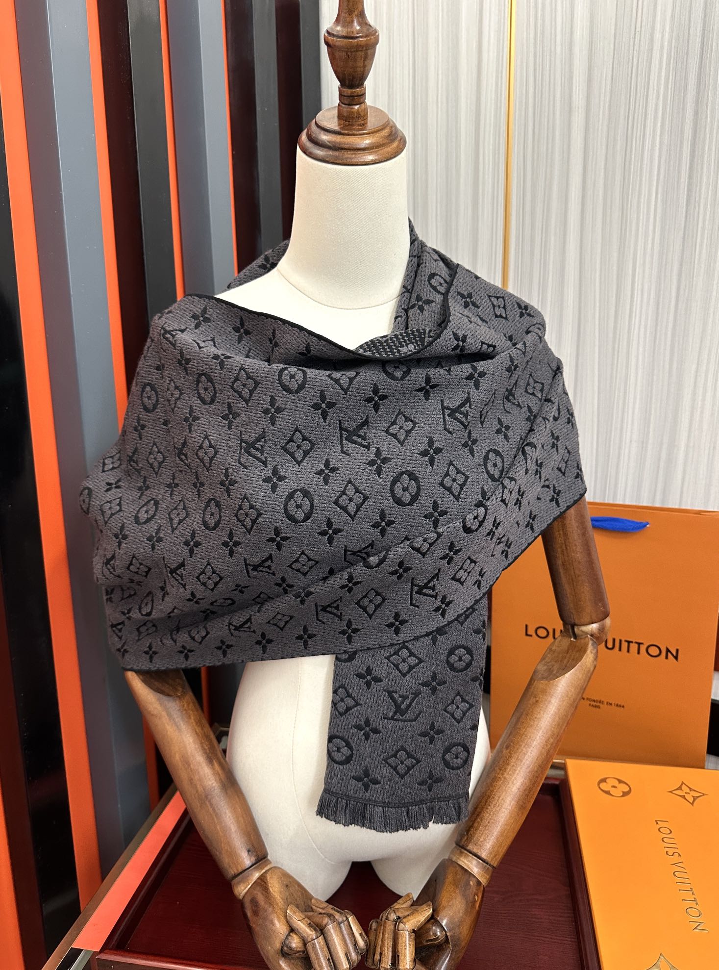 Louis Vuitton LV 重磅推出有标志性Mono的梭织花纹围巾 非常非常好的品质 整个围巾给人 气场的同时又非常 内敛不张扬