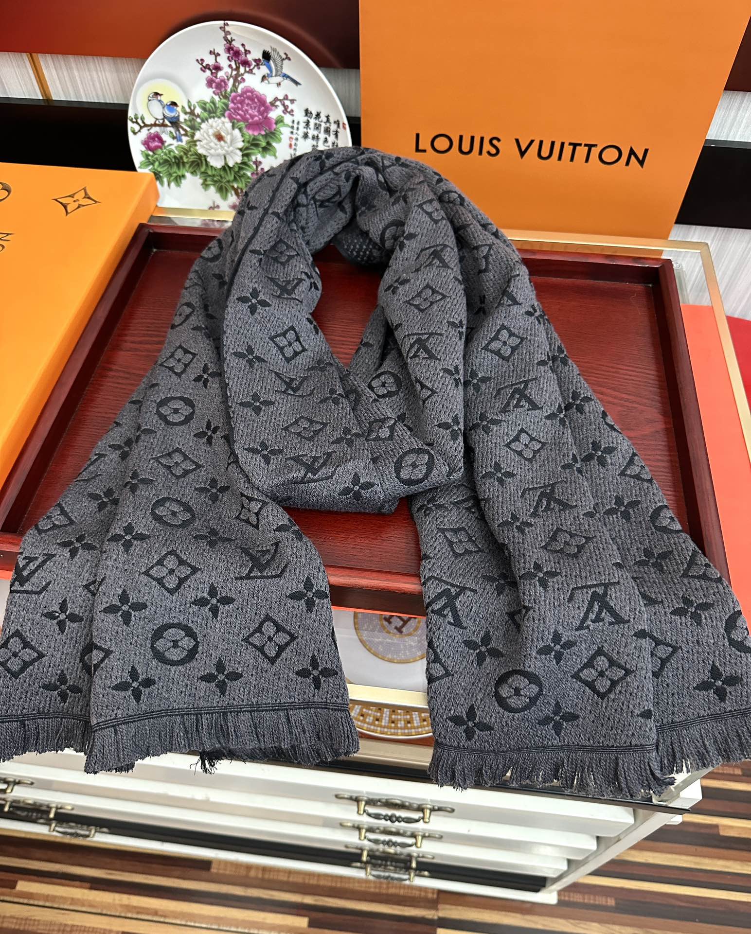 Louis Vuitton LV 重磅推出有标志性Mono的梭织花纹围巾 非常非常好的品质 整个围巾给人 气场的同时又非常 内敛不张扬