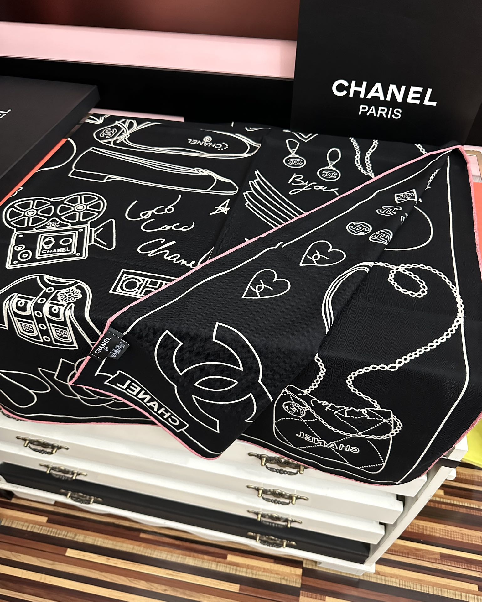 上新。香奈儿 2026【双面同色】经典双鞋子🥿包包、帽子🎩图案~气质到骨子里[色]香奶奶新一季的面料超高