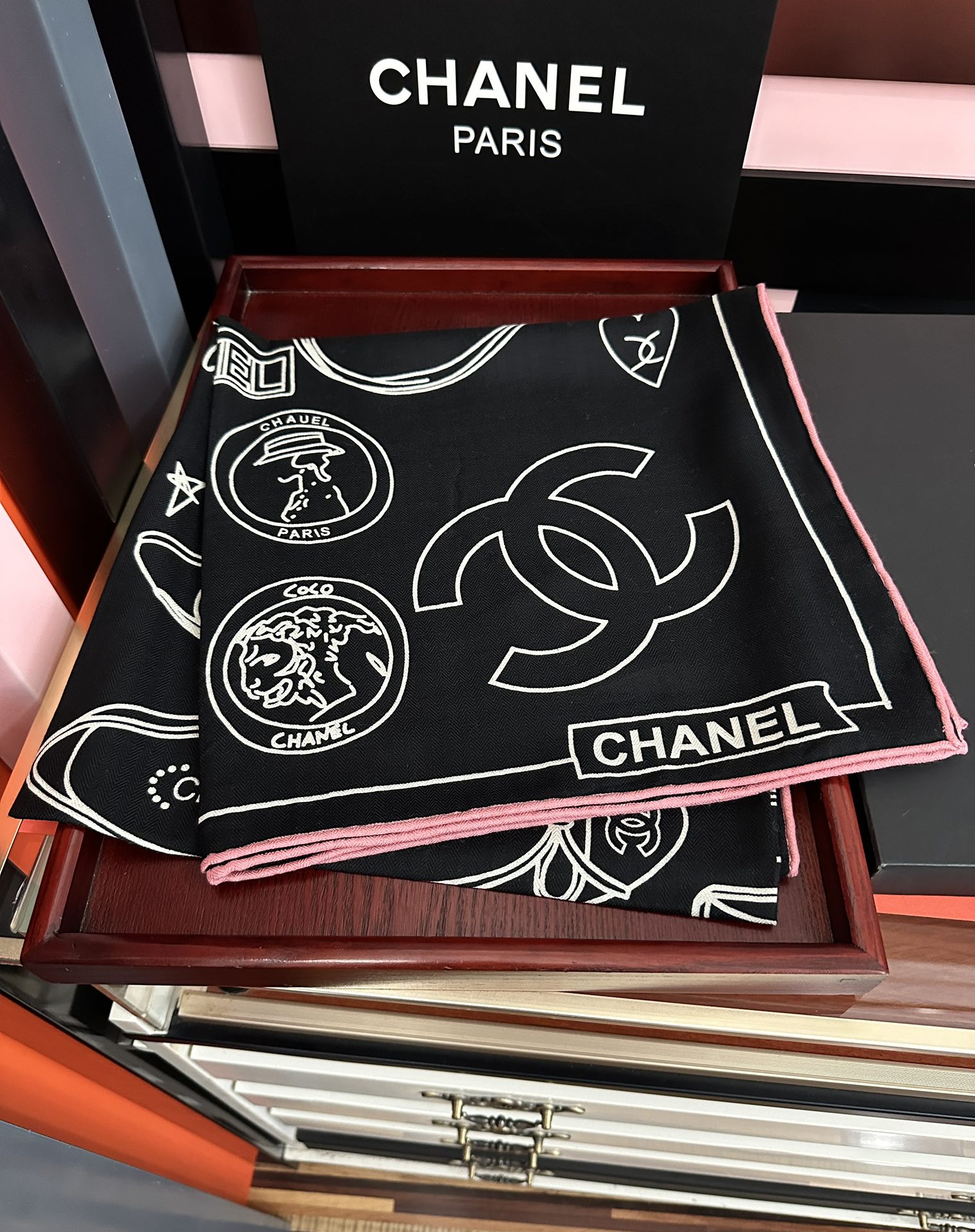 上新。香奈儿 2026【双面同色】经典双鞋子🥿包包、帽子🎩图案~气质到骨子里[色]香奶奶新一季的面料超高