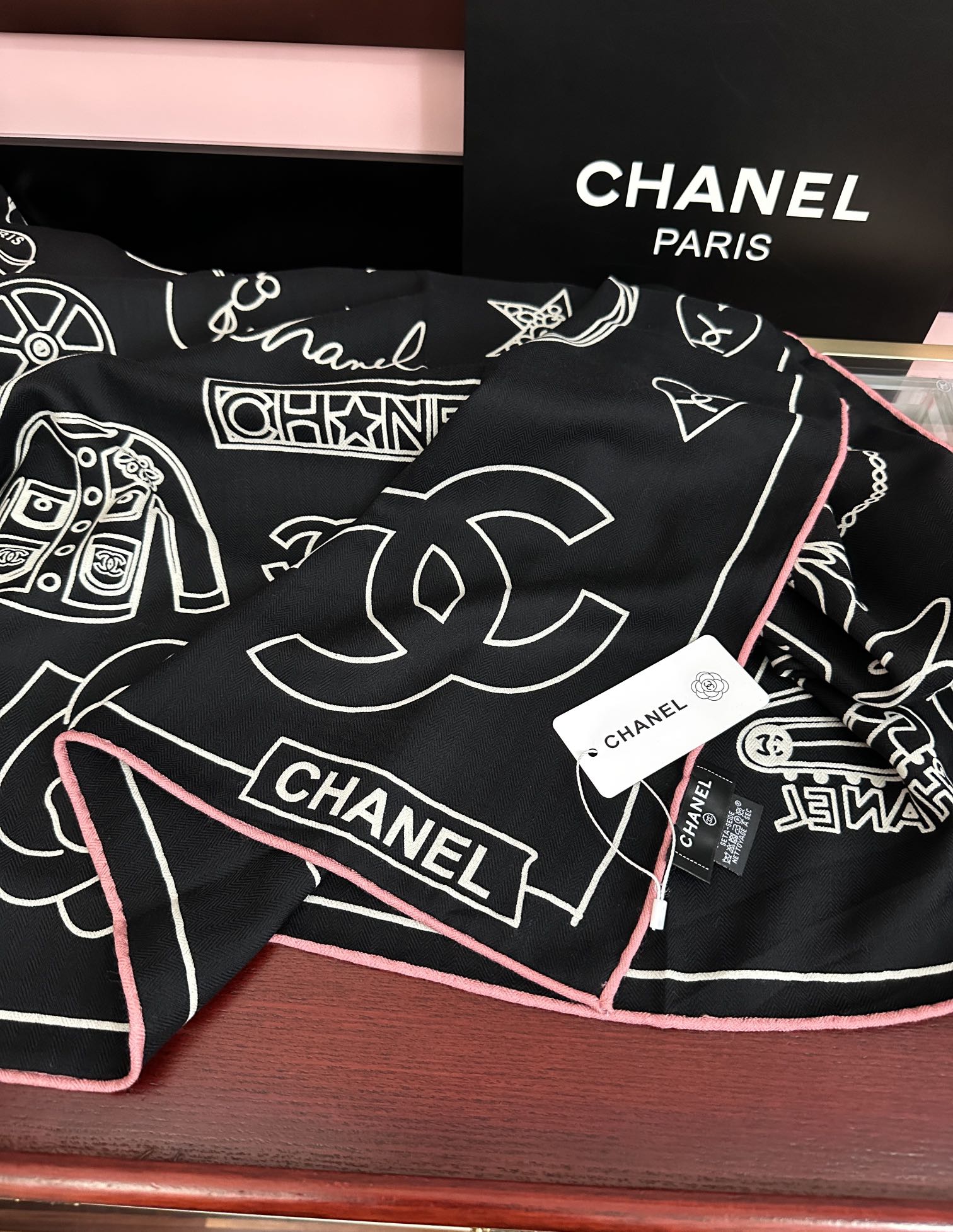 上新。香奈儿 2026【双面同色】经典双鞋子🥿包包、帽子🎩图案~气质到骨子里[色]香奶奶新一季的面料超高