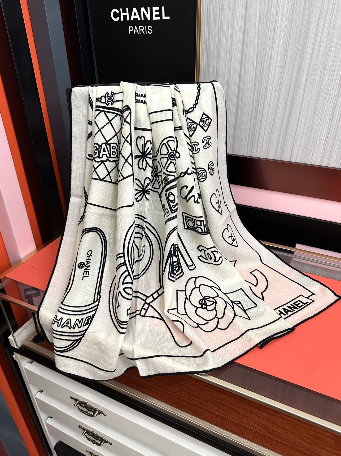 上新。香奈儿 2026【双面同色】经典双鞋子🥿包包、帽子🎩图案~气质到骨子里[色]香奶奶新一季的面料超高