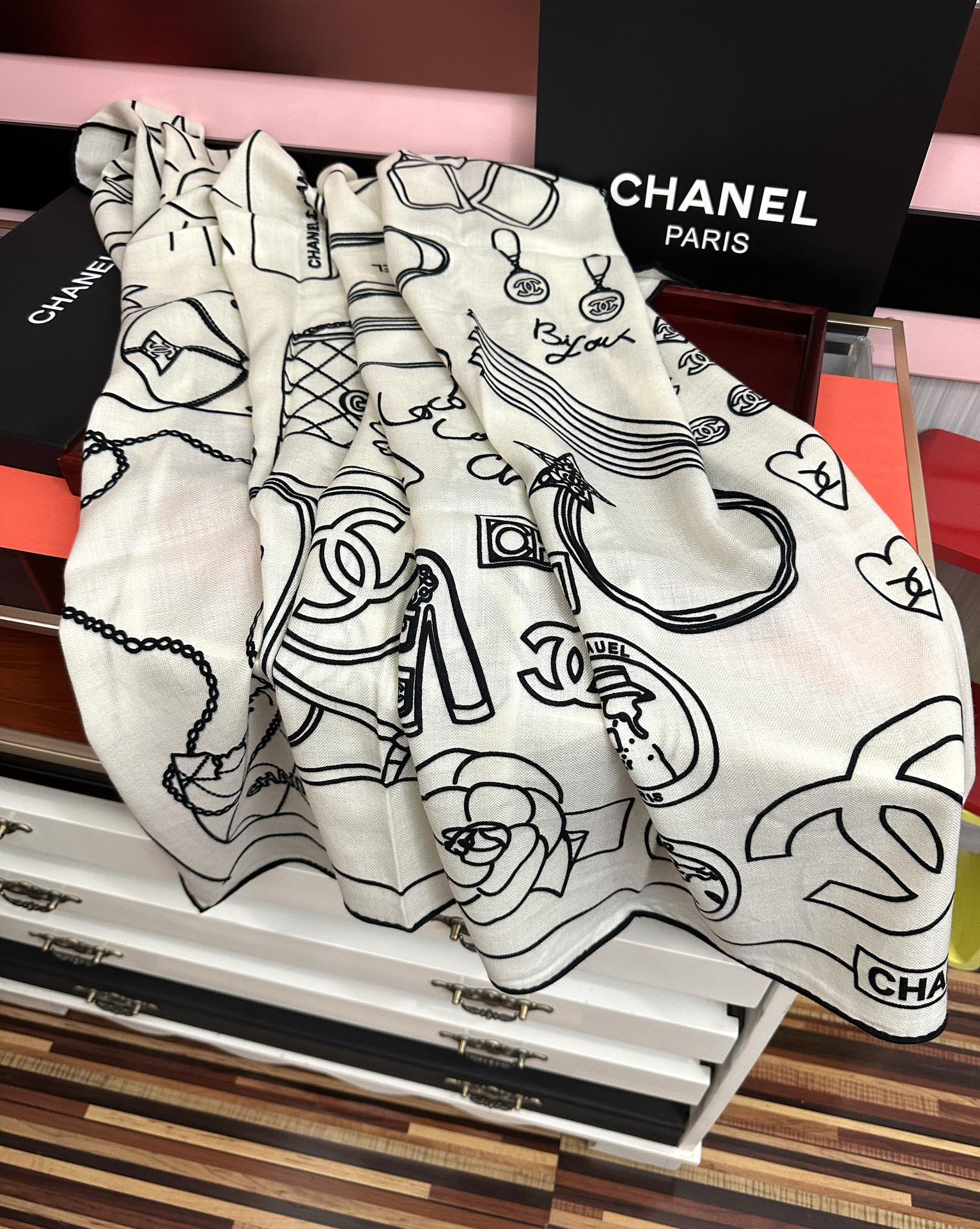 上新。香奈儿 2026【双面同色】经典双鞋子🥿包包、帽子🎩图案~气质到骨子里[色]香奶奶新一季的面料超高