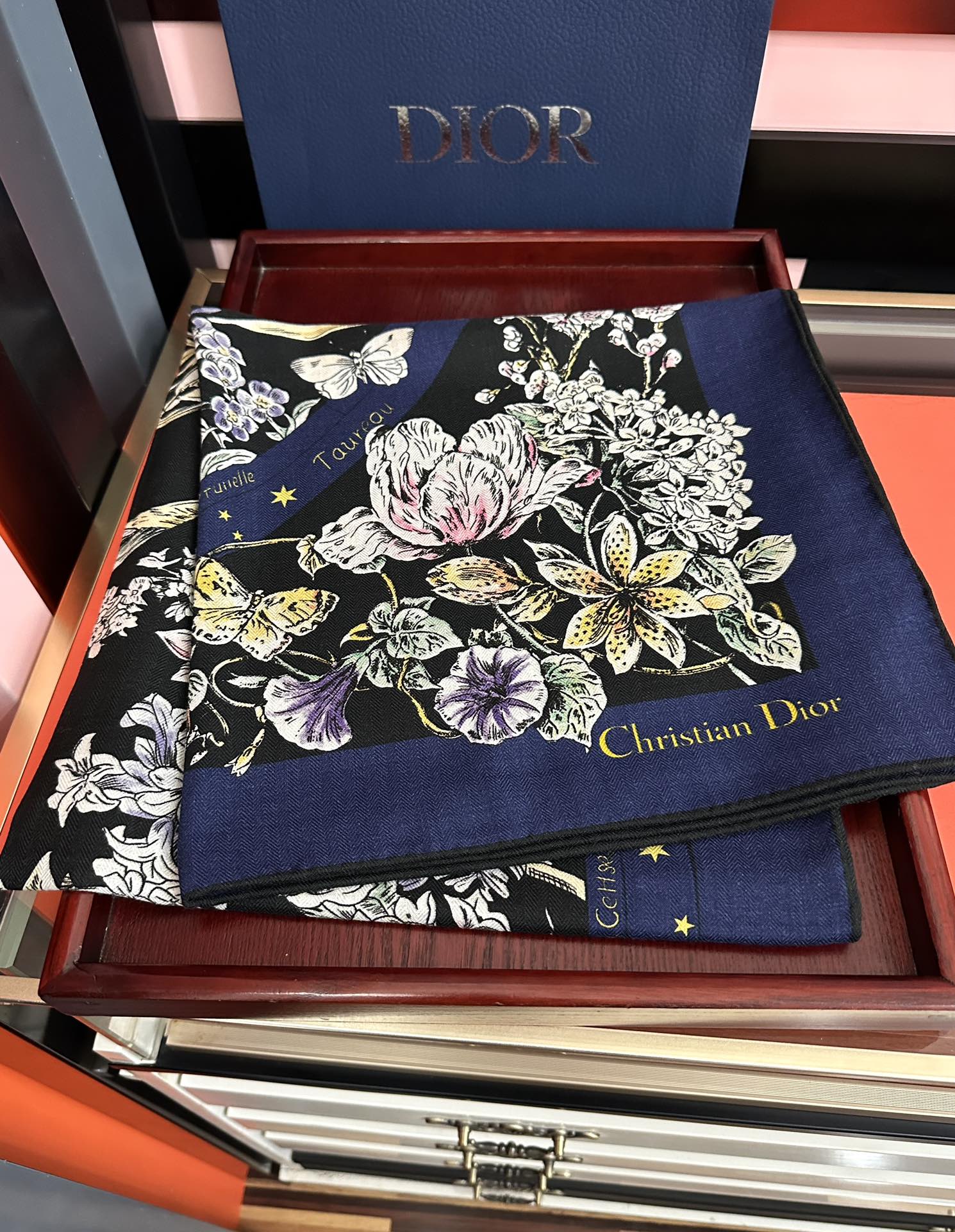 上新❤️迪奥 2025【花奔系列双面同色】经典优雅[礼物]~气质到骨子里[色]新一季的面料超高级，真心超