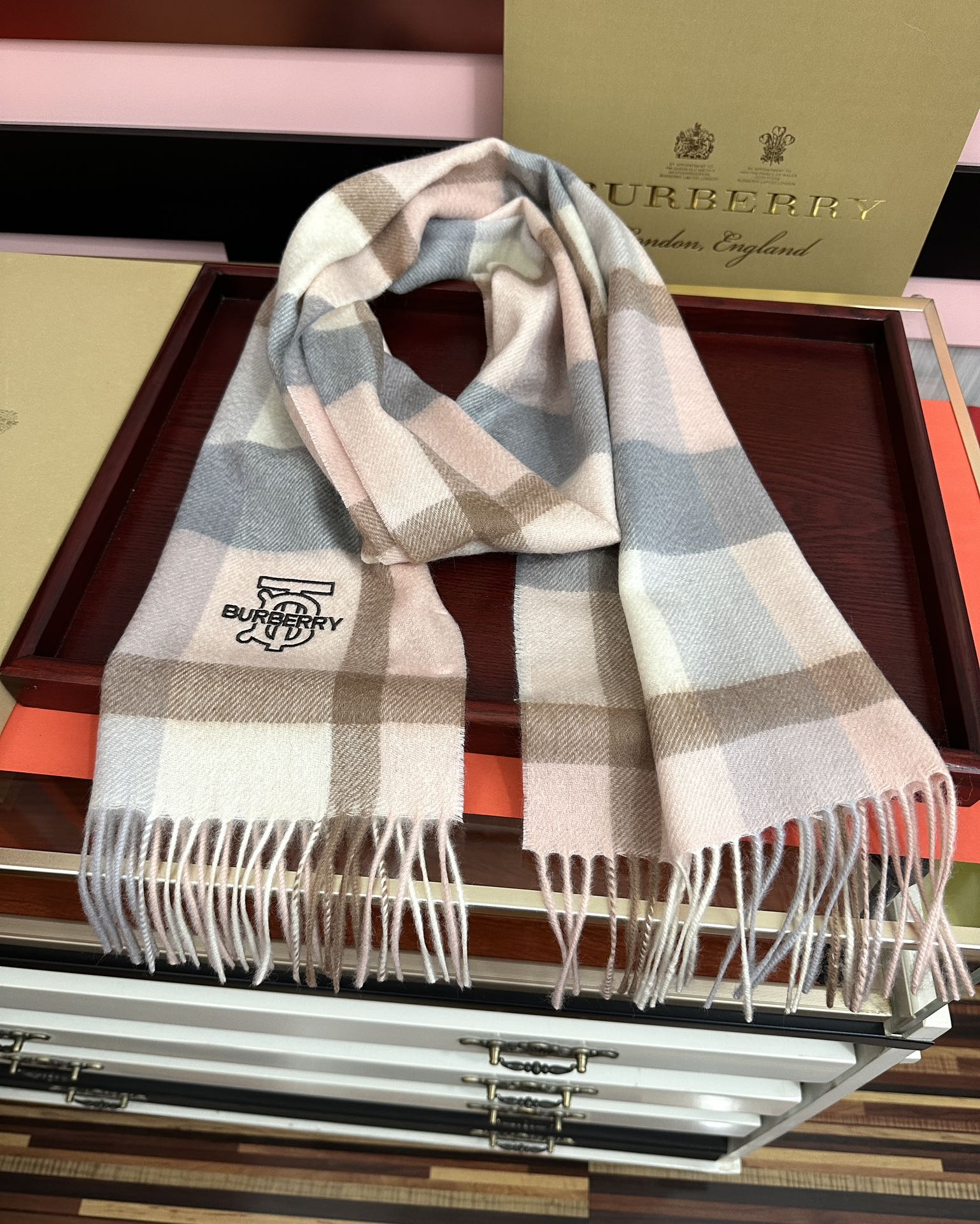 。85%山羊绒 2026 巴宝莉采用内蒙古顶级山羊绒，最新款男女通用情侣款👫重磅推荐💥 经典的格子，永不