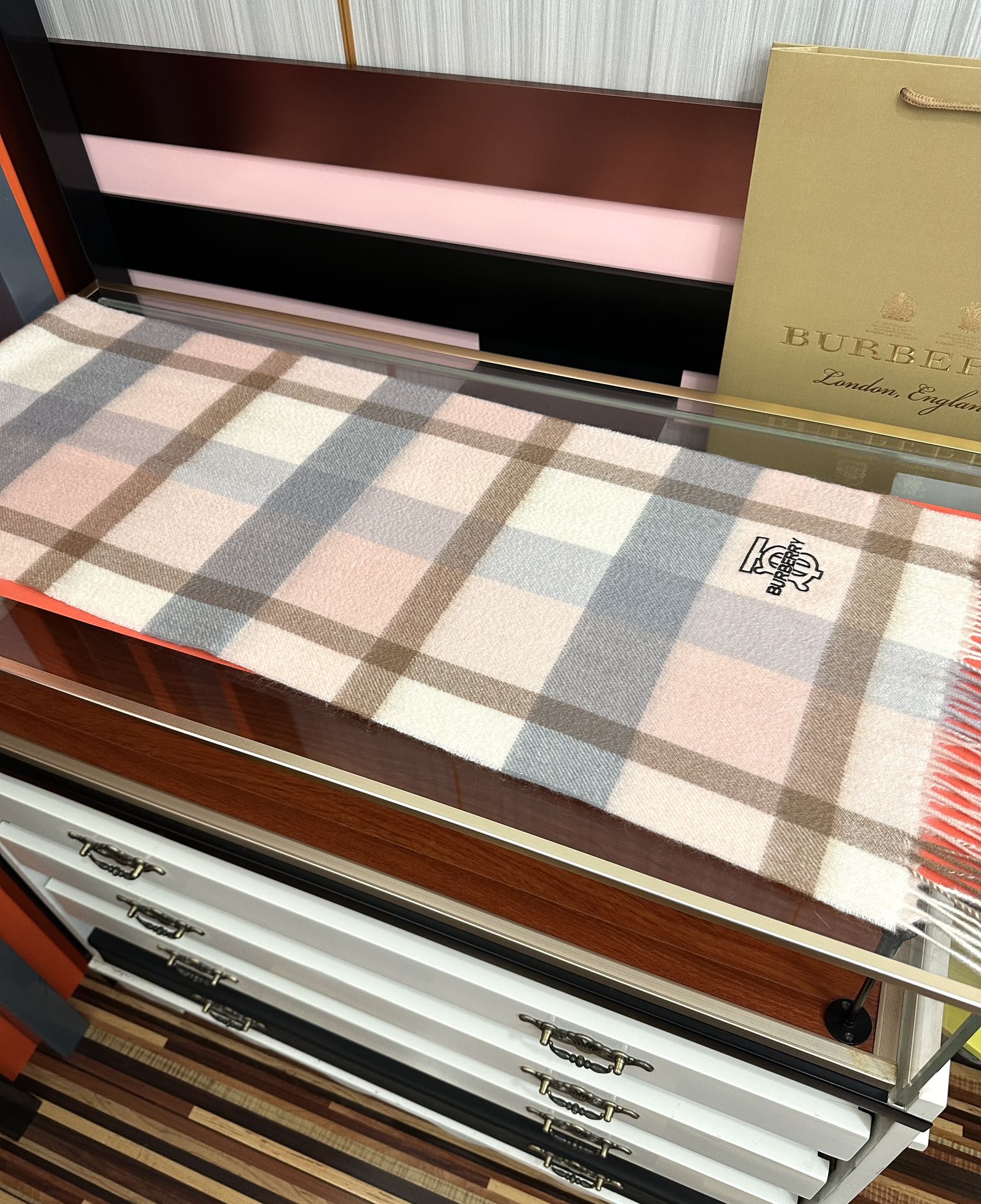 。85%山羊绒 2026 巴宝莉采用内蒙古顶级山羊绒，最新款男女通用情侣款👫重磅推荐💥 经典的格子，永不