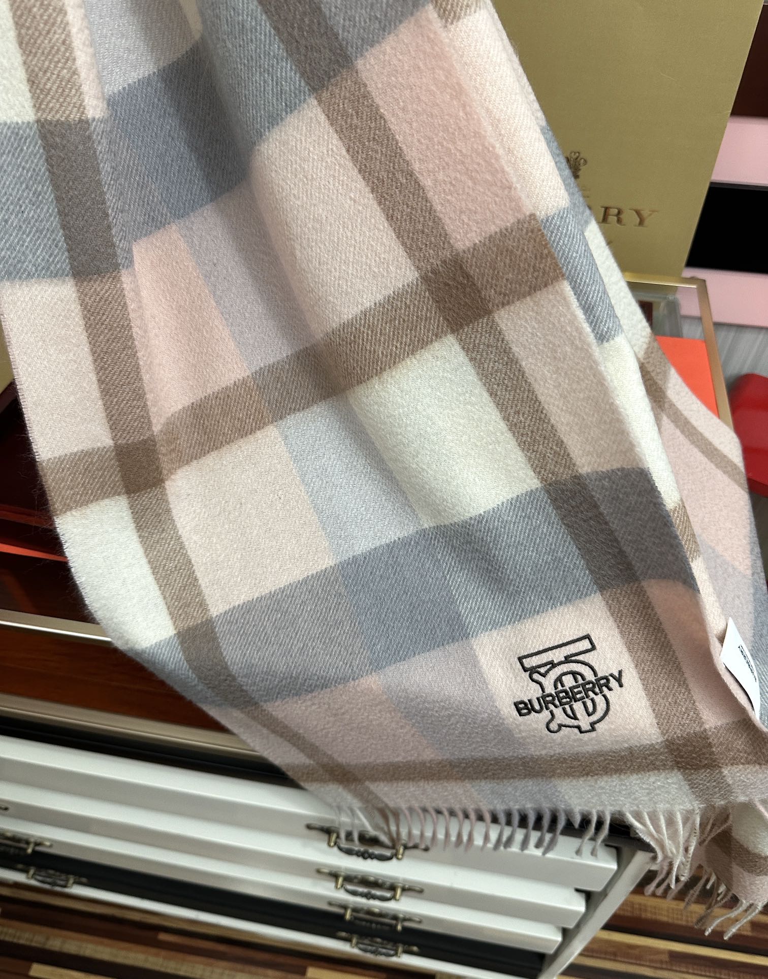 。85%山羊绒 2026 巴宝莉采用内蒙古顶级山羊绒，最新款男女通用情侣款👫重磅推荐💥 经典的格子，永不