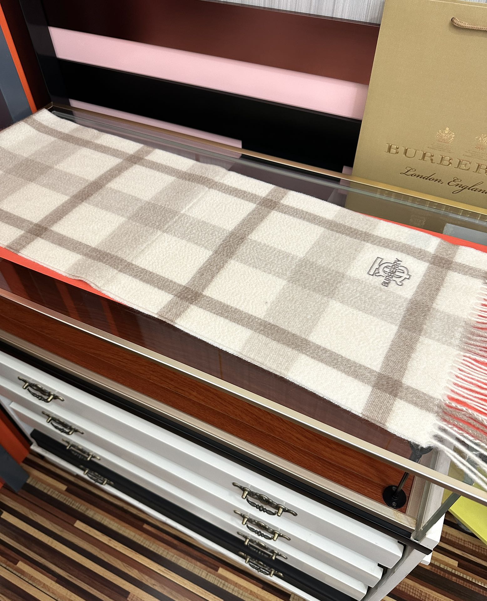 。85%山羊绒 2026 巴宝莉采用内蒙古顶级山羊绒，最新款男女通用情侣款👫重磅推荐💥 经典的格子，永不