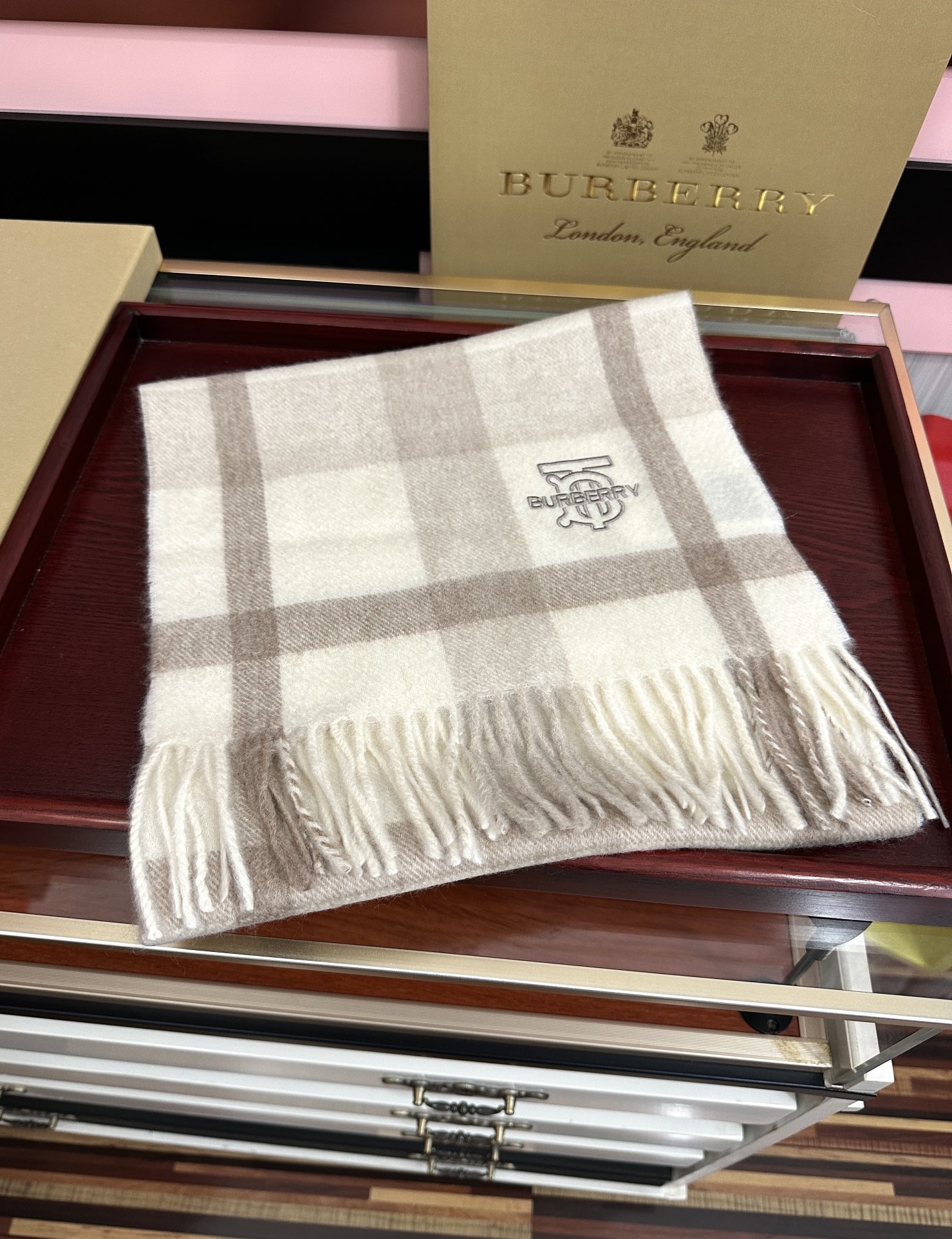 。85%山羊绒 2026 巴宝莉采用内蒙古顶级山羊绒，最新款男女通用情侣款👫重磅推荐💥 经典的格子，永不