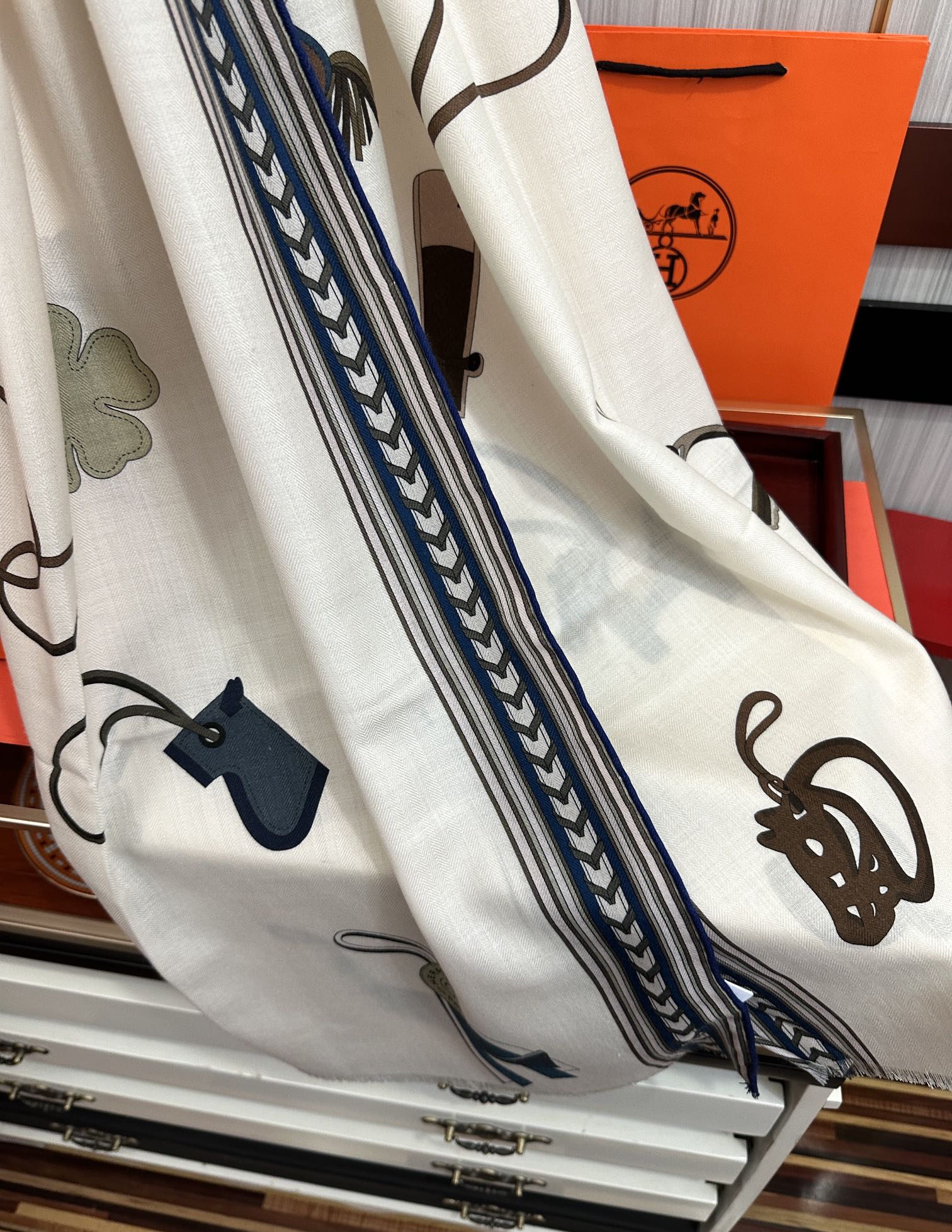 爆款[太阳]爱马士。2011 最新款双面同色印花[吃瓜]下手一定要快[嘴唇]四季都可以用[勾引]真心美的