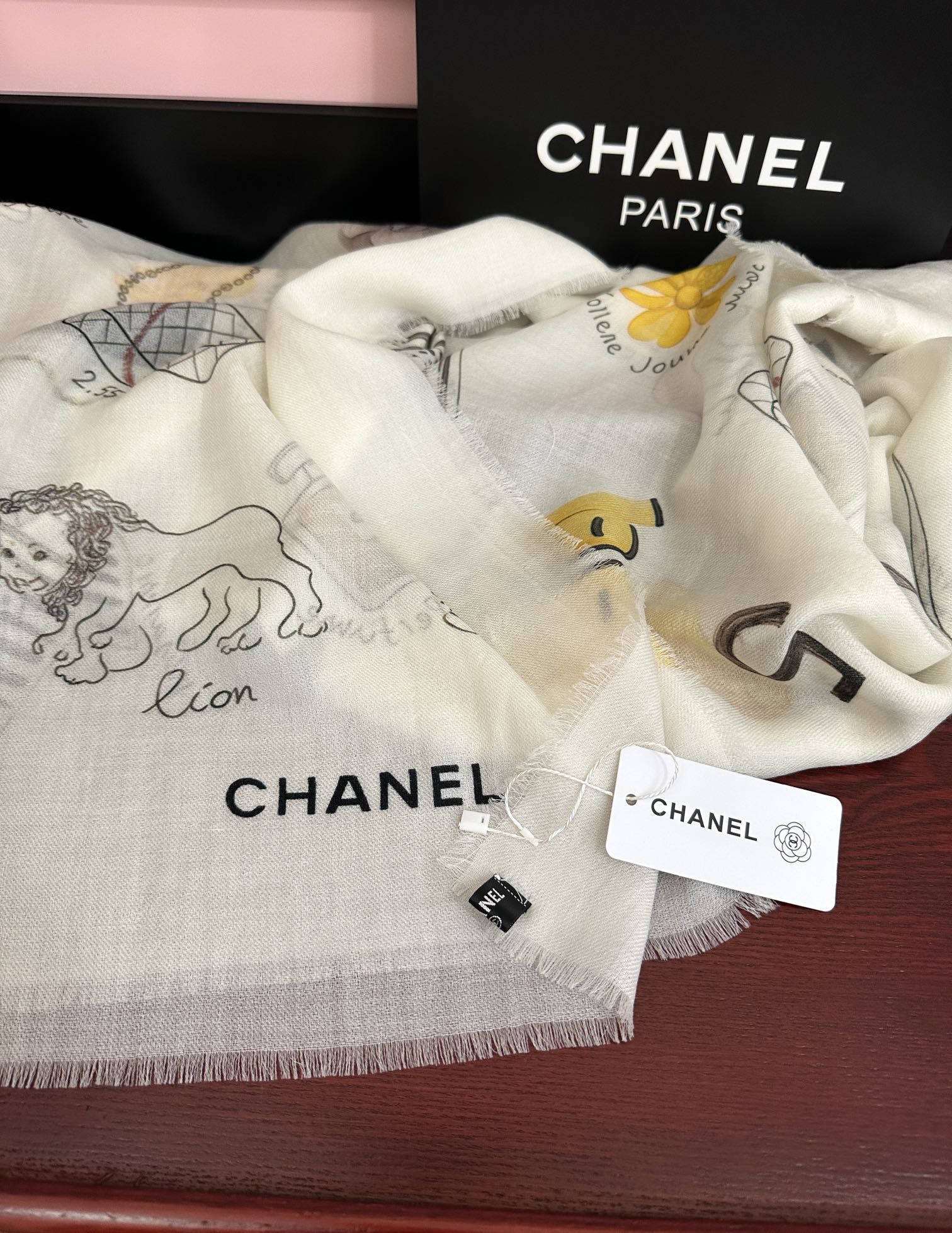 新款。香奈儿 永远经典双C优雅Coco风[礼物]~气质到骨子里[色]香奶奶新一季的面料超高级，真心超级柔