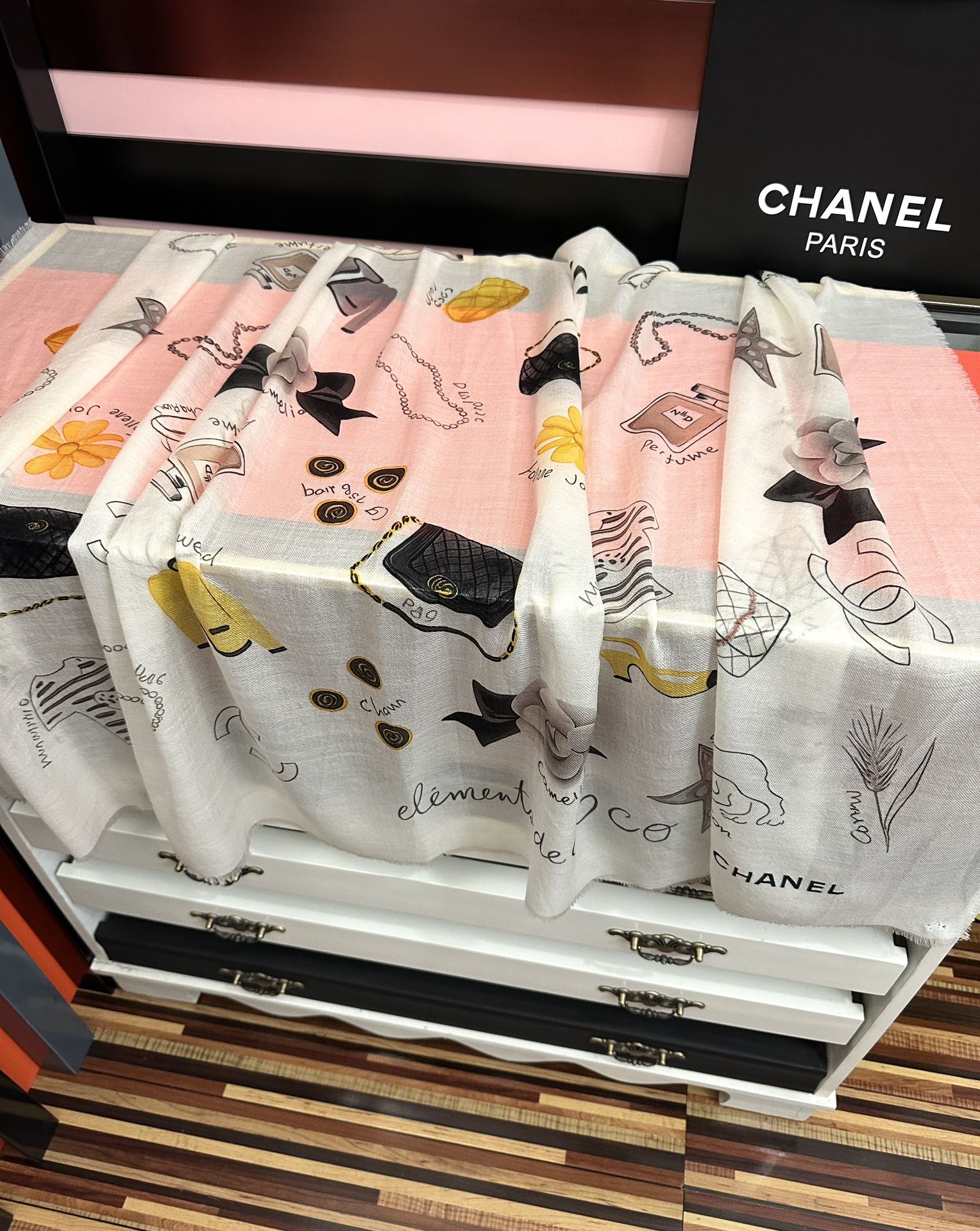 新款。香奈儿 永远经典双C优雅Coco风[礼物]~气质到骨子里[色]香奶奶新一季的面料超高级，真心超级柔