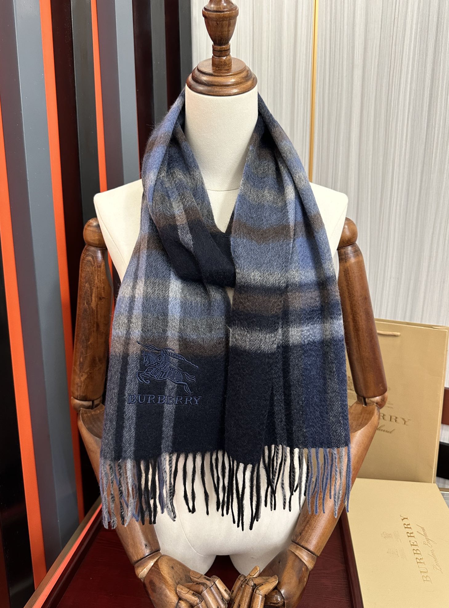 。85%山羊绒 2026巴宝莉【刺绣战马】采用内蒙古顶级山羊绒 最新款男女通用情侣款👫重磅推荐💥 经典的