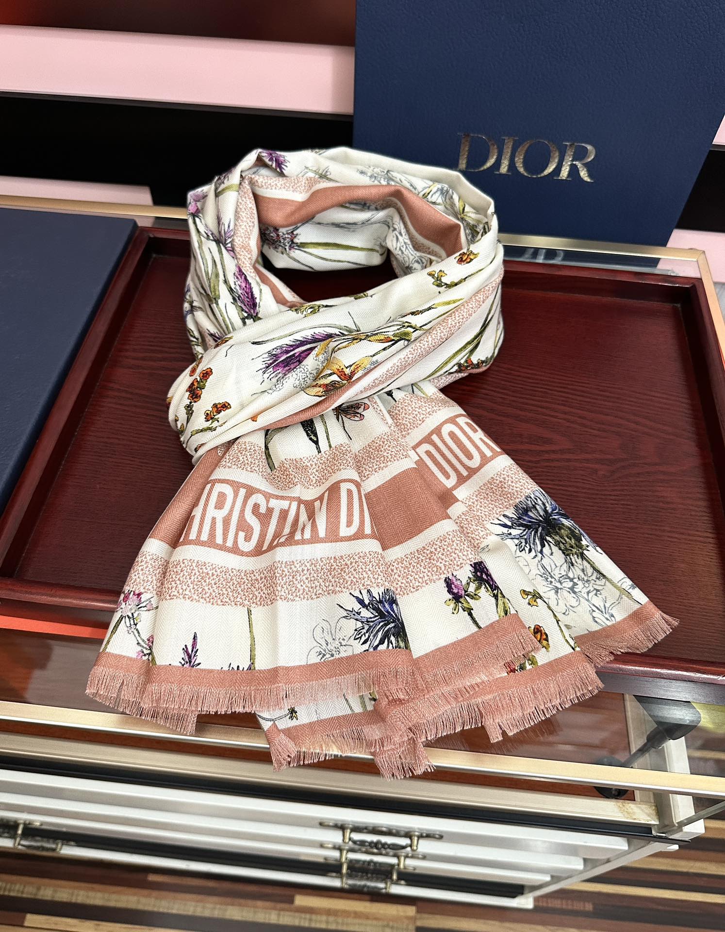 新款。2011迪奥 太美了[嘴唇]ZG同步 双面同色 [吃瓜]下手一定要快[嘴唇]四季都可以用[勾引]真