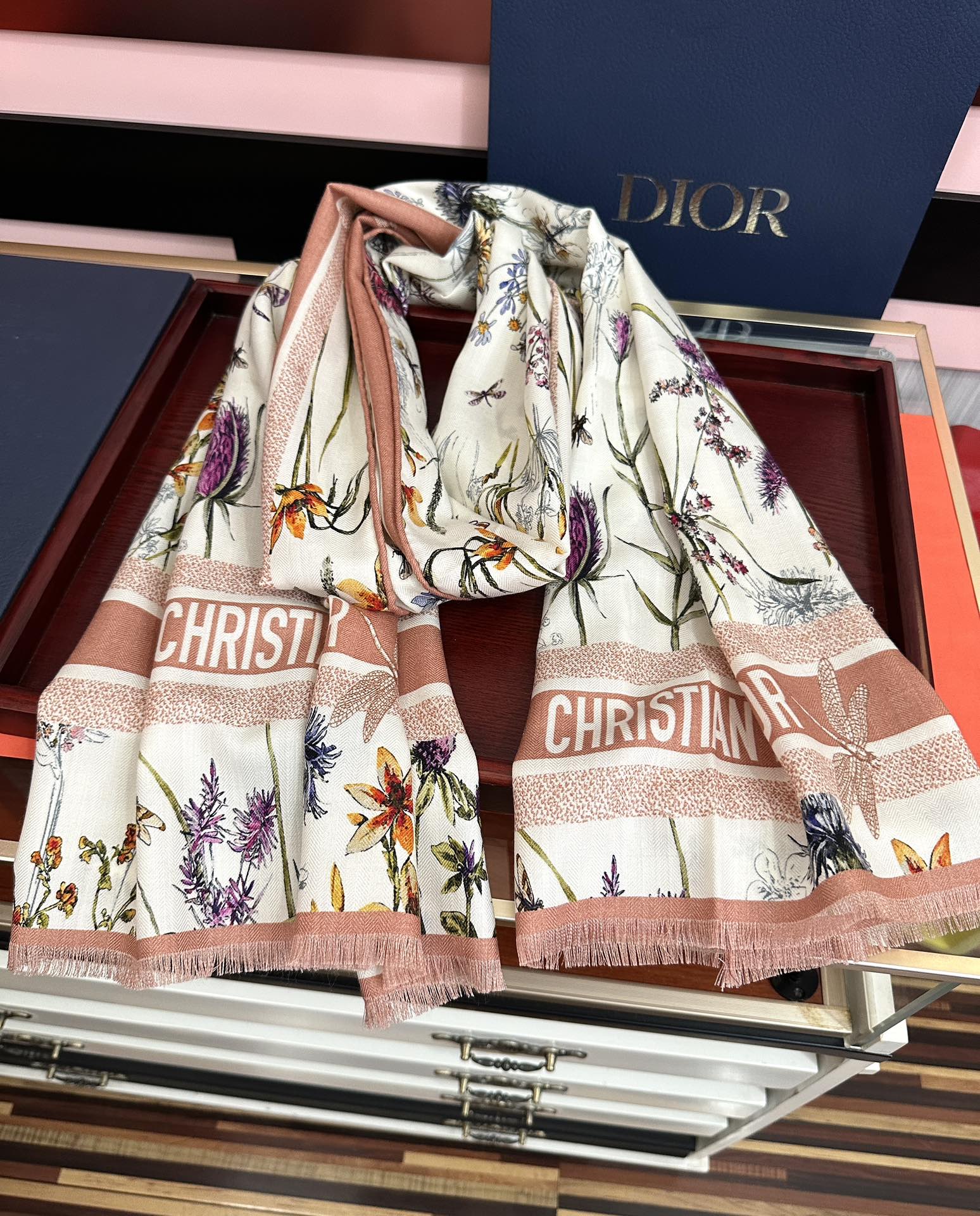 新款。2011迪奥 太美了[嘴唇]ZG同步 双面同色 [吃瓜]下手一定要快[嘴唇]四季都可以用[勾引]真