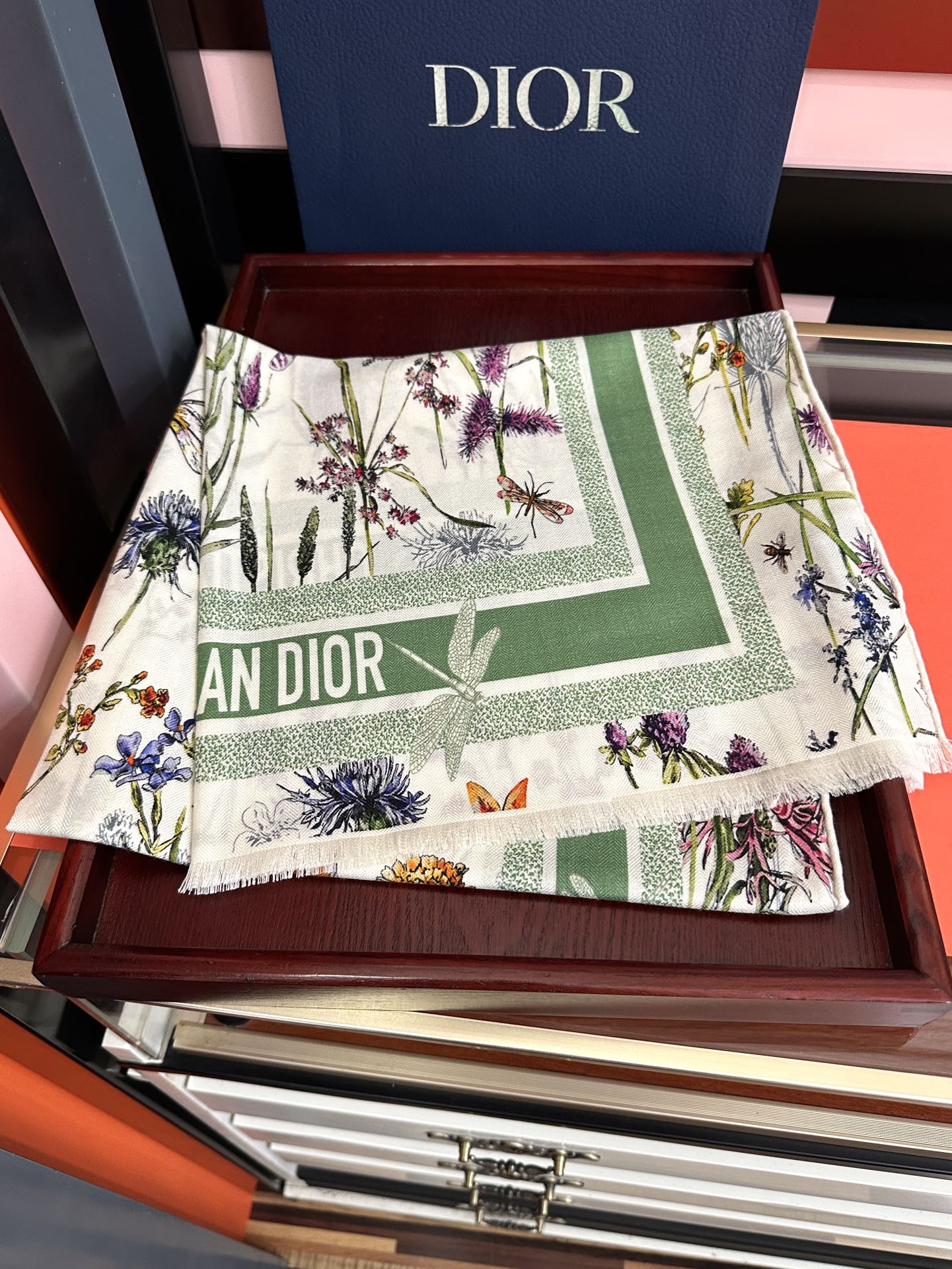 新款。2011迪奥 太美了[嘴唇]ZG同步 双面同色 [吃瓜]下手一定要快[嘴唇]四季都可以用[勾引]真