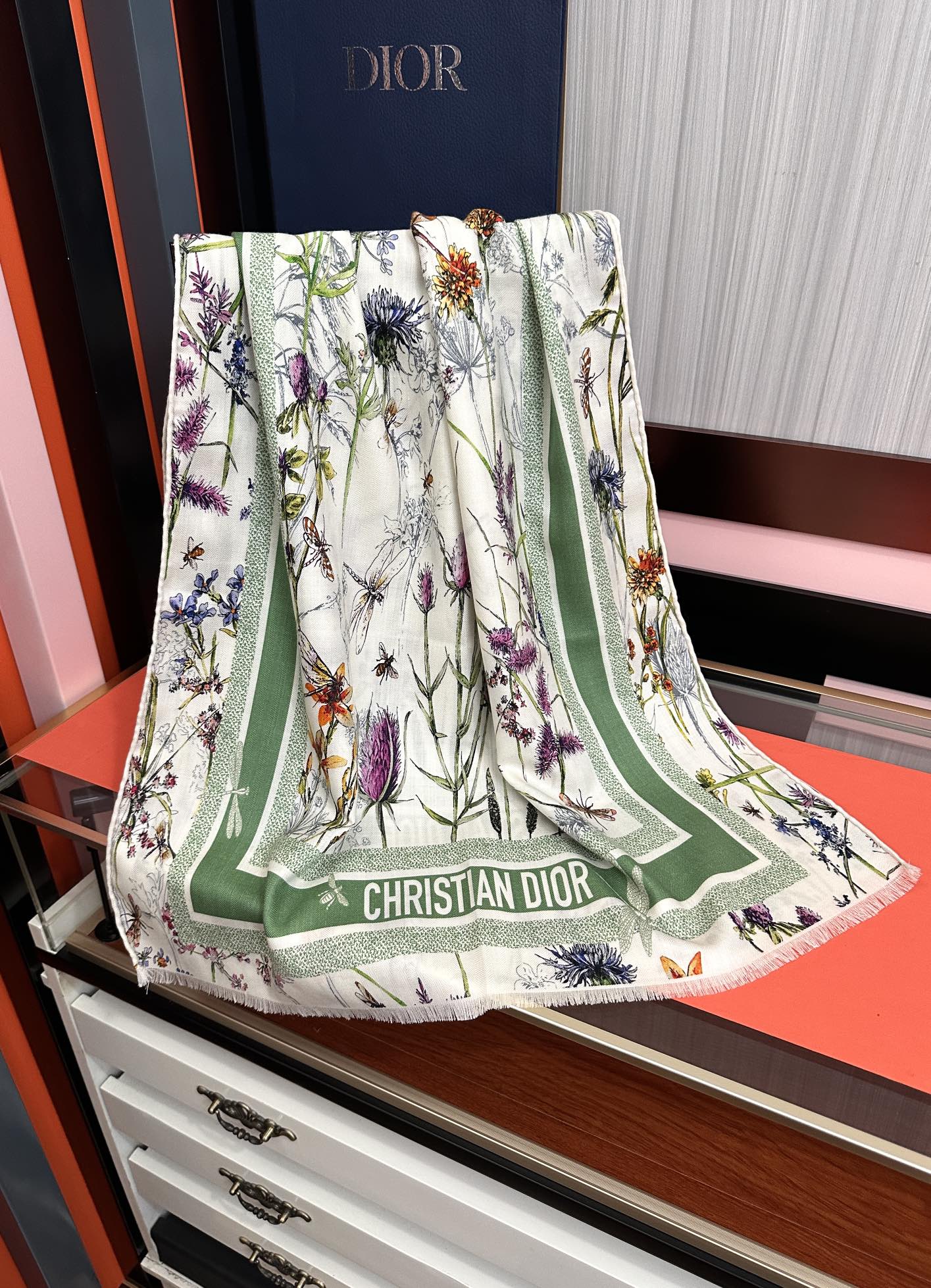 新款。2011迪奥 太美了[嘴唇]ZG同步 双面同色 [吃瓜]下手一定要快[嘴唇]四季都可以用[勾引]真