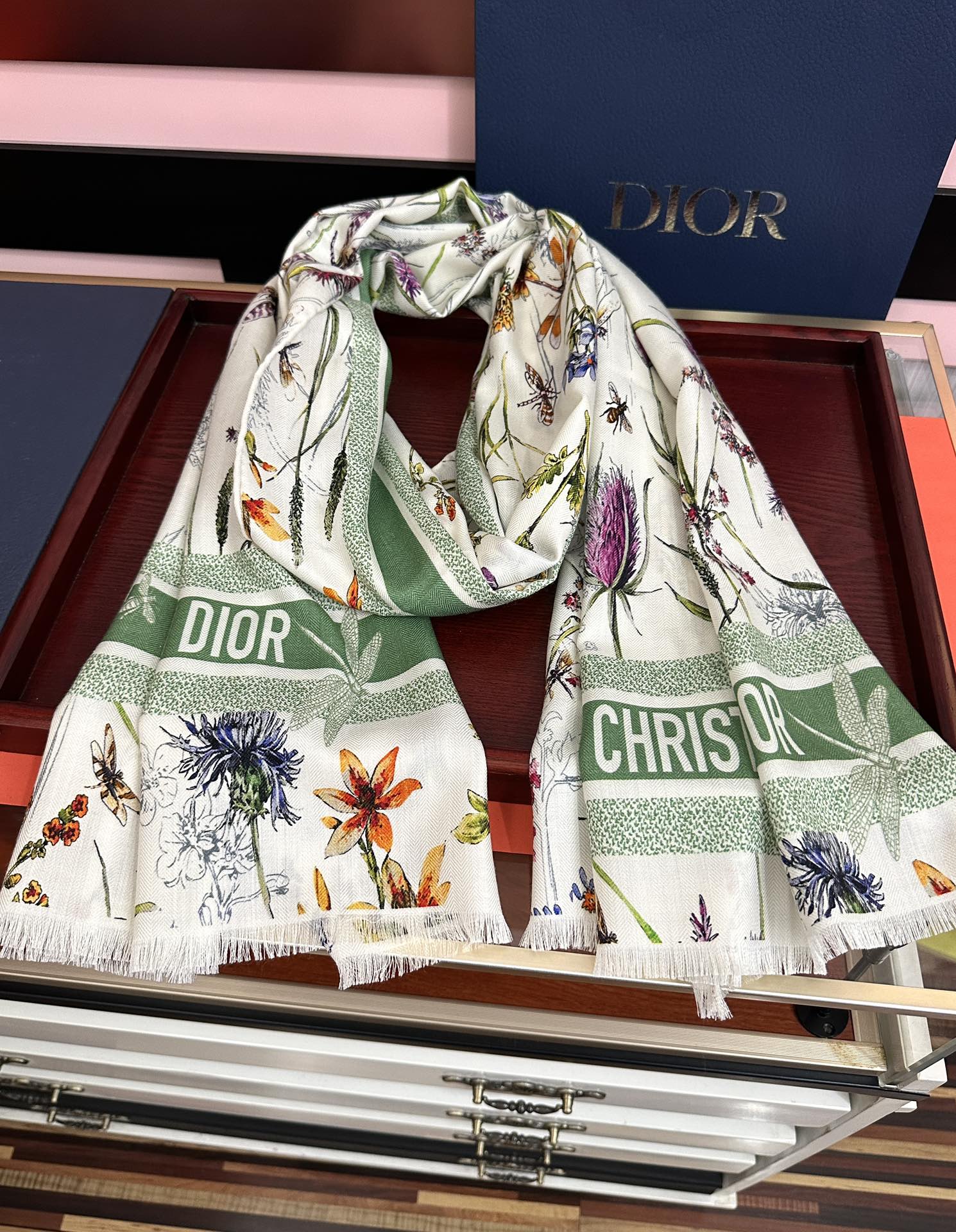 新款。2011迪奥 太美了[嘴唇]ZG同步 双面同色 [吃瓜]下手一定要快[嘴唇]四季都可以用[勾引]真