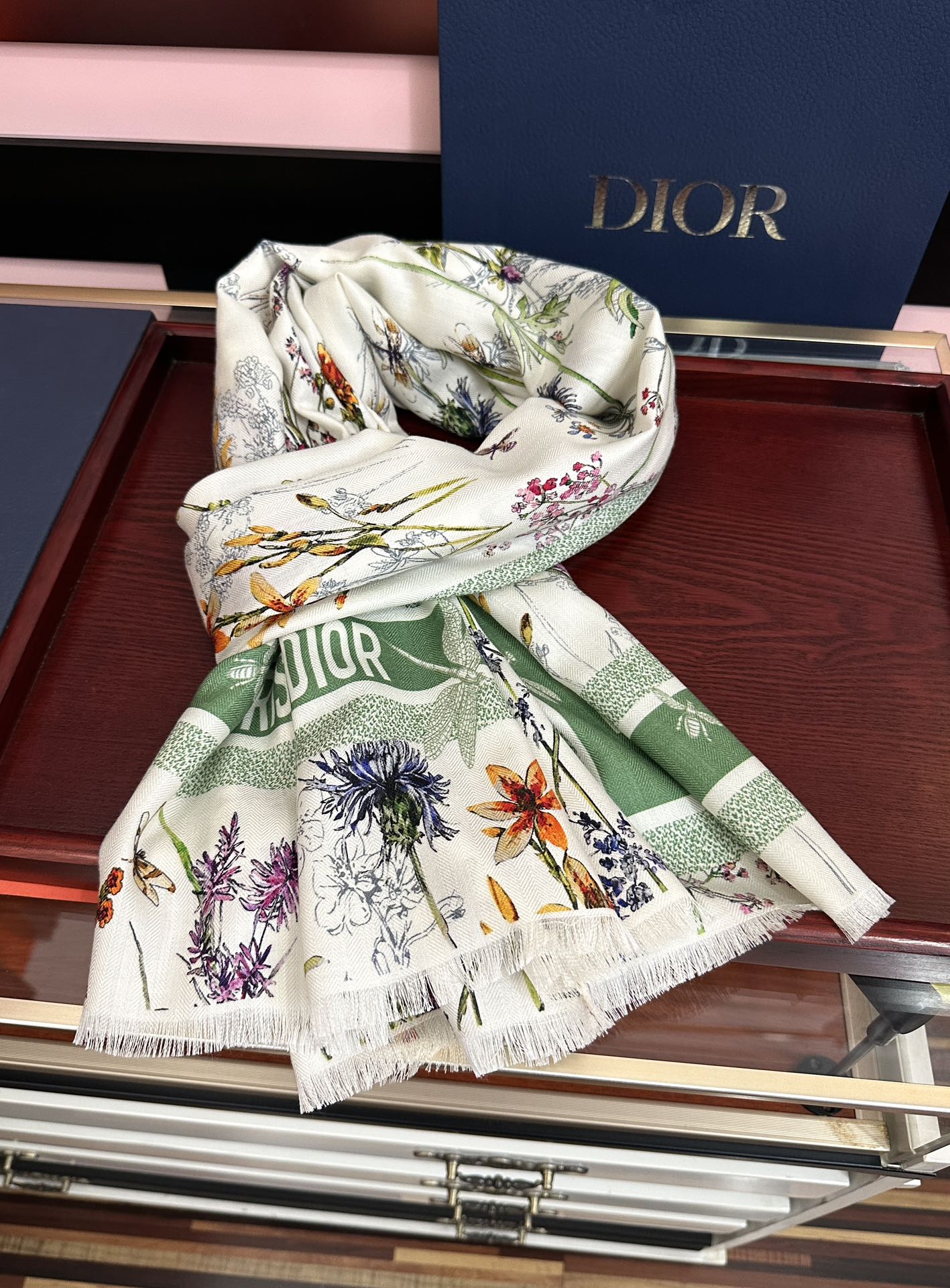 新款。2011迪奥 太美了[嘴唇]ZG同步 双面同色 [吃瓜]下手一定要快[嘴唇]四季都可以用[勾引]真