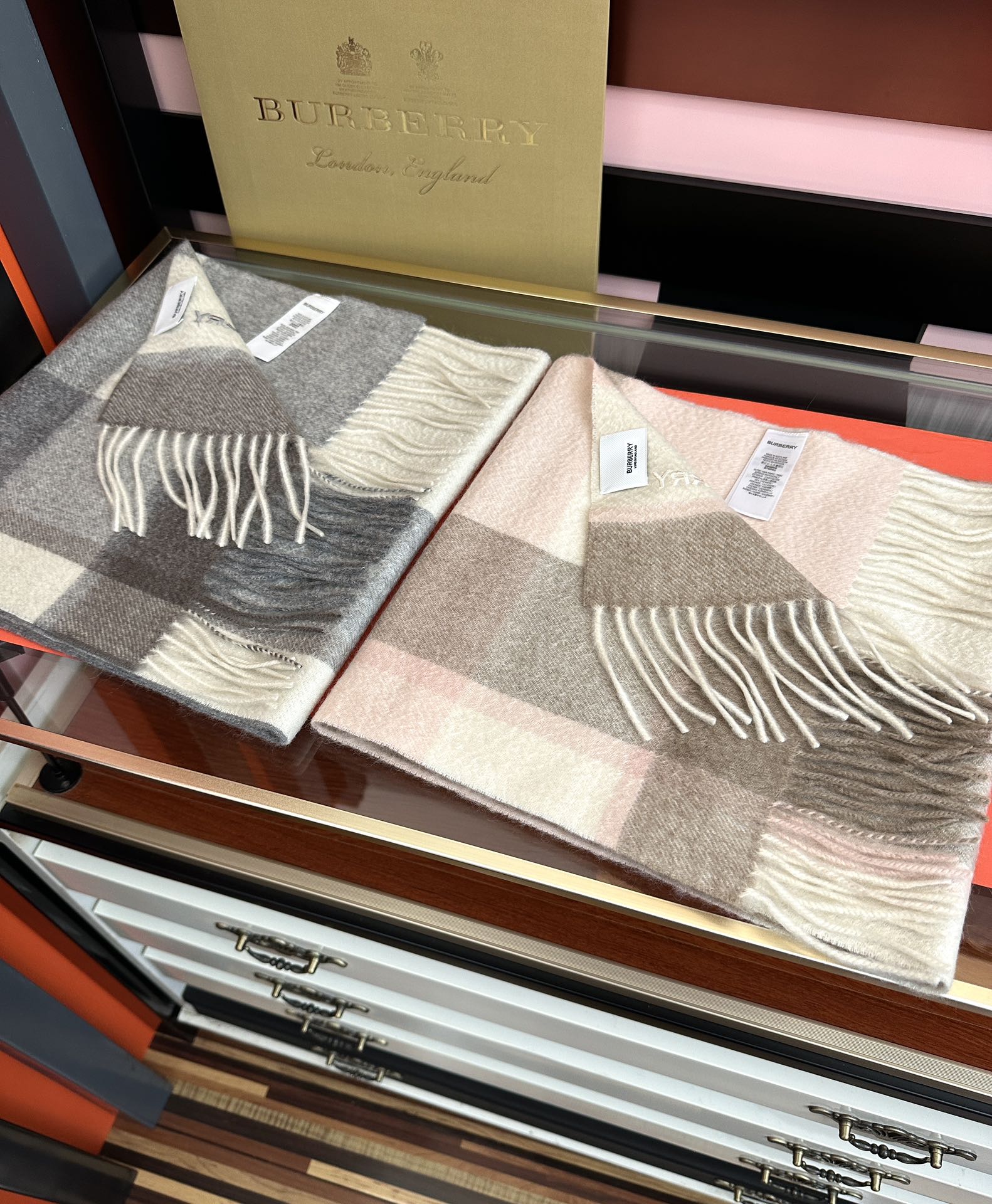 。85%山羊绒 2026 巴宝莉采用内蒙古顶级山羊绒，最新款男女通用情侣款👫重磅推荐💥 经典的格子，永不