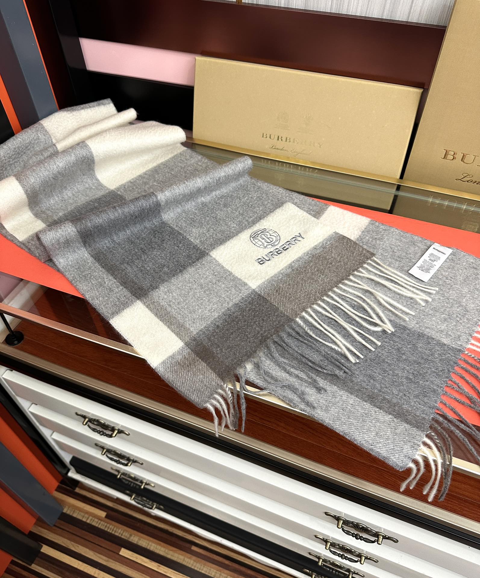 。85%山羊绒 2026 巴宝莉采用内蒙古顶级山羊绒，最新款男女通用情侣款👫重磅推荐💥 经典的格子，永不