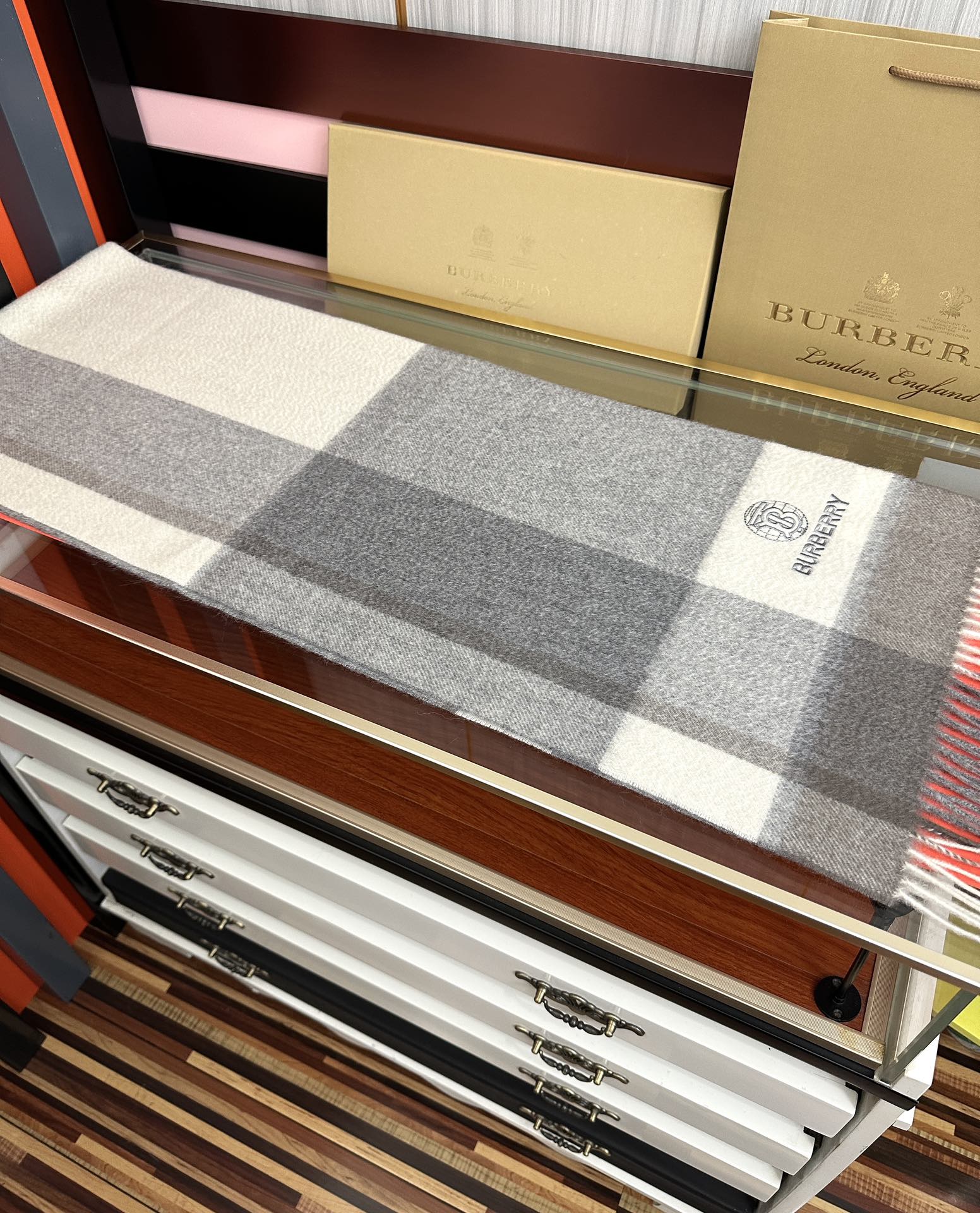 。85%山羊绒 2026 巴宝莉采用内蒙古顶级山羊绒，最新款男女通用情侣款👫重磅推荐💥 经典的格子，永不