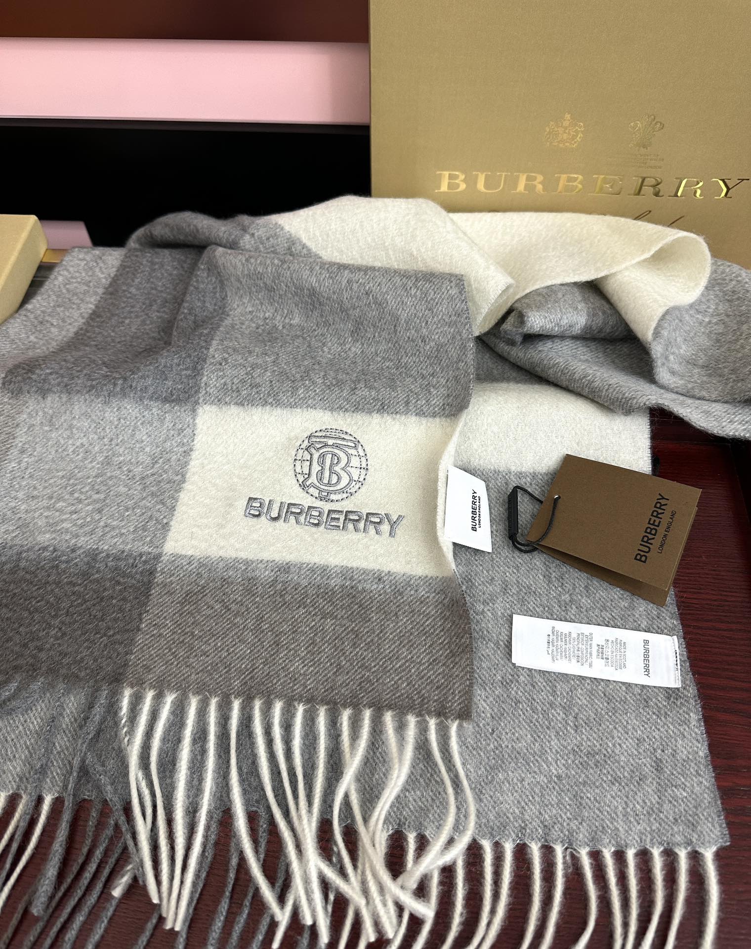 。85%山羊绒 2026 巴宝莉采用内蒙古顶级山羊绒，最新款男女通用情侣款👫重磅推荐💥 经典的格子，永不