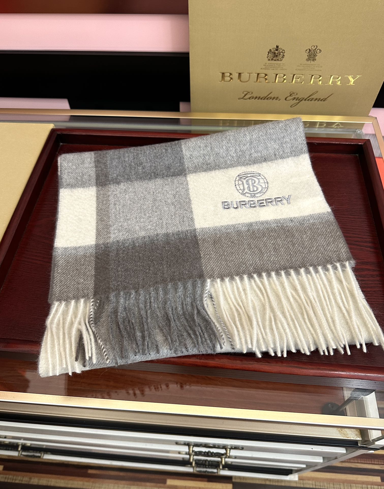 。85%山羊绒 2026 巴宝莉采用内蒙古顶级山羊绒，最新款男女通用情侣款👫重磅推荐💥 经典的格子，永不