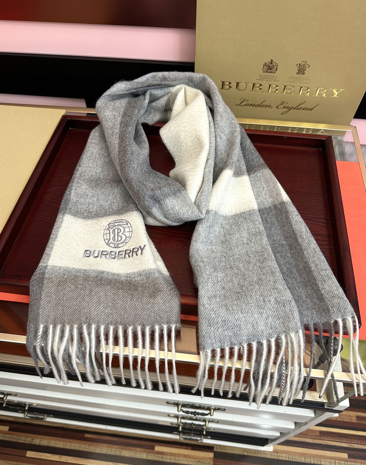 。85%山羊绒 2026 巴宝莉采用内蒙古顶级山羊绒，最新款男女通用情侣款👫重磅推荐💥 经典的格子，永不