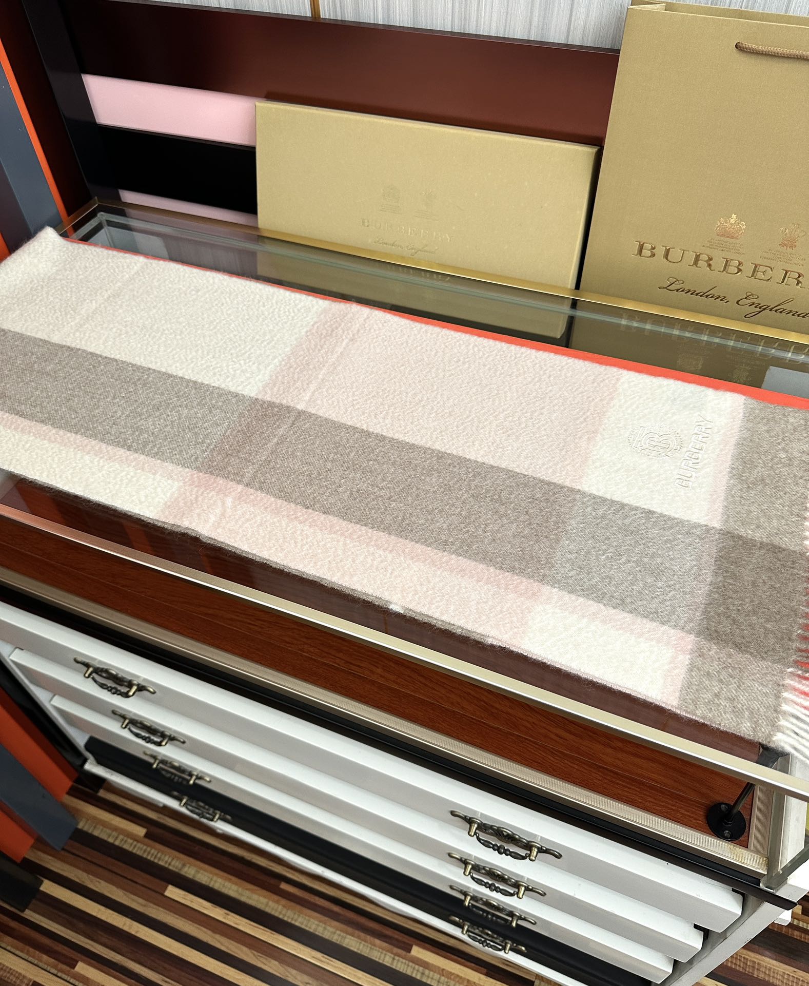 。85%山羊绒 2026 巴宝莉采用内蒙古顶级山羊绒，最新款男女通用情侣款👫重磅推荐💥 经典的格子，永不