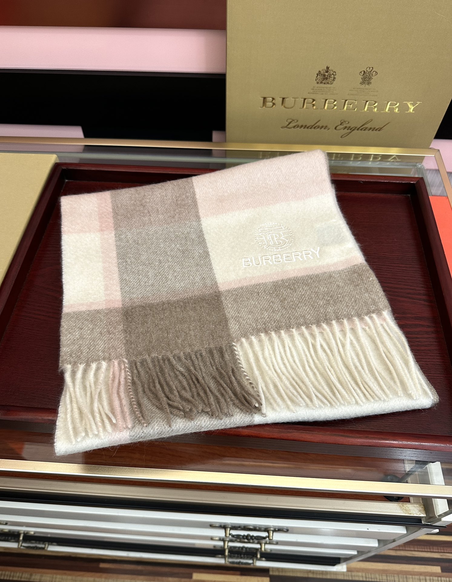 。85%山羊绒 2026 巴宝莉采用内蒙古顶级山羊绒，最新款男女通用情侣款👫重磅推荐💥 经典的格子，永不